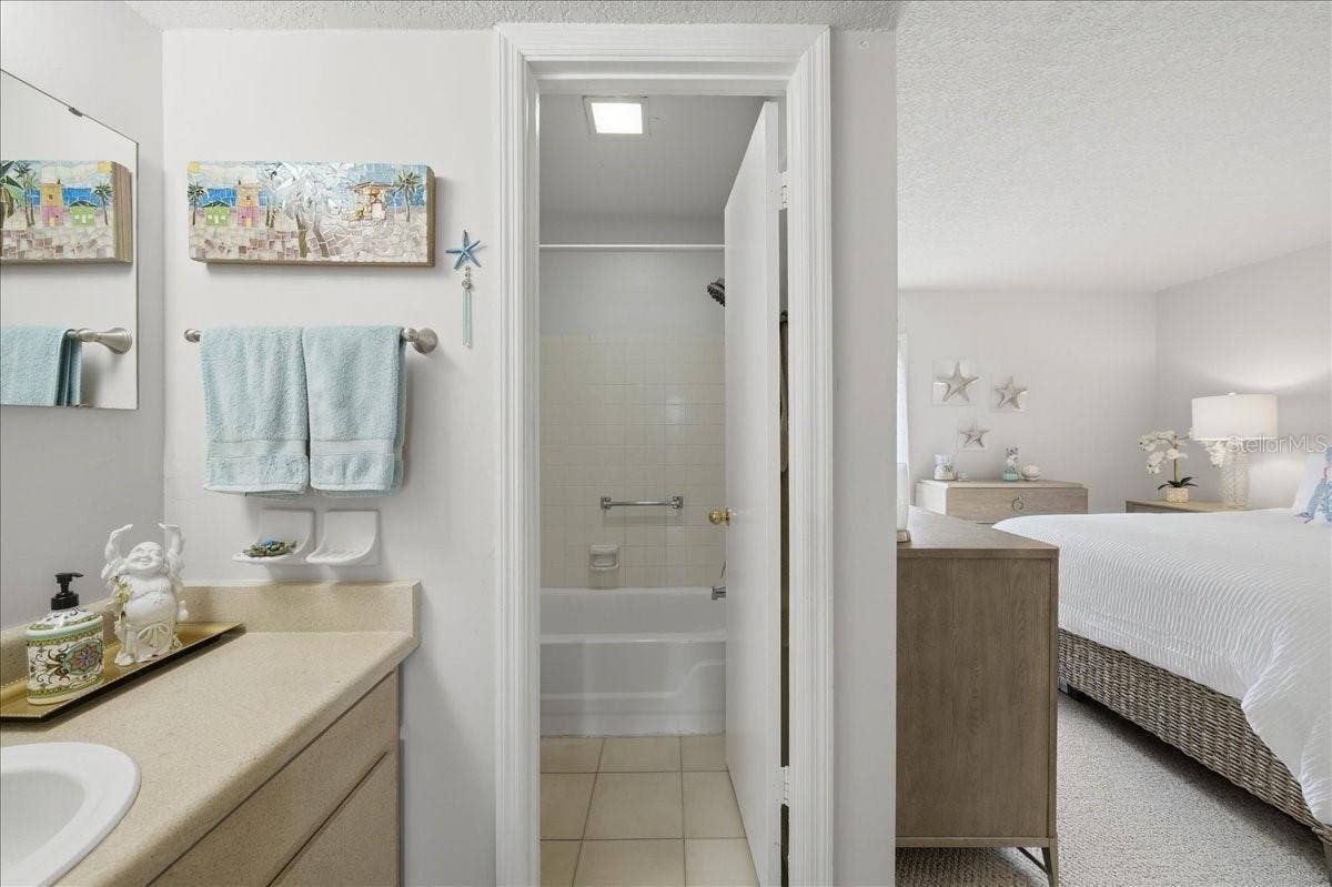 111 SEAHORSE DRIVE SE, #B, St Petersburg, FL 33705 111 SEAHORSE DRIVE SE, #B, St Petersburg, FL 33705