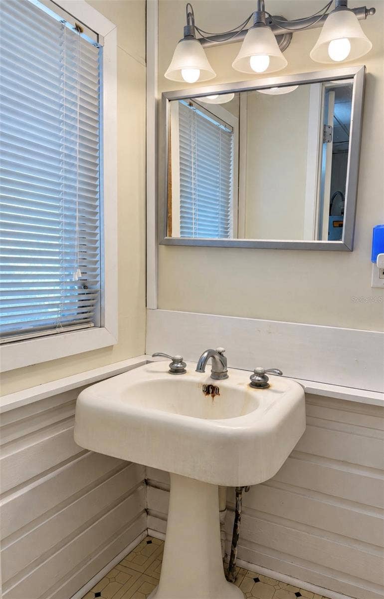 950 10TH STREET N, St Petersburg, FL 33705 950 10TH STREET N, St Petersburg, FL 33705