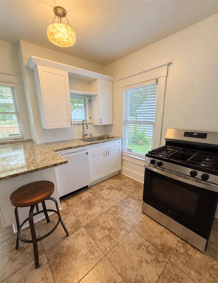 950 10TH STREET N, St Petersburg, FL 33705 950 10TH STREET N, St Petersburg, FL 33705