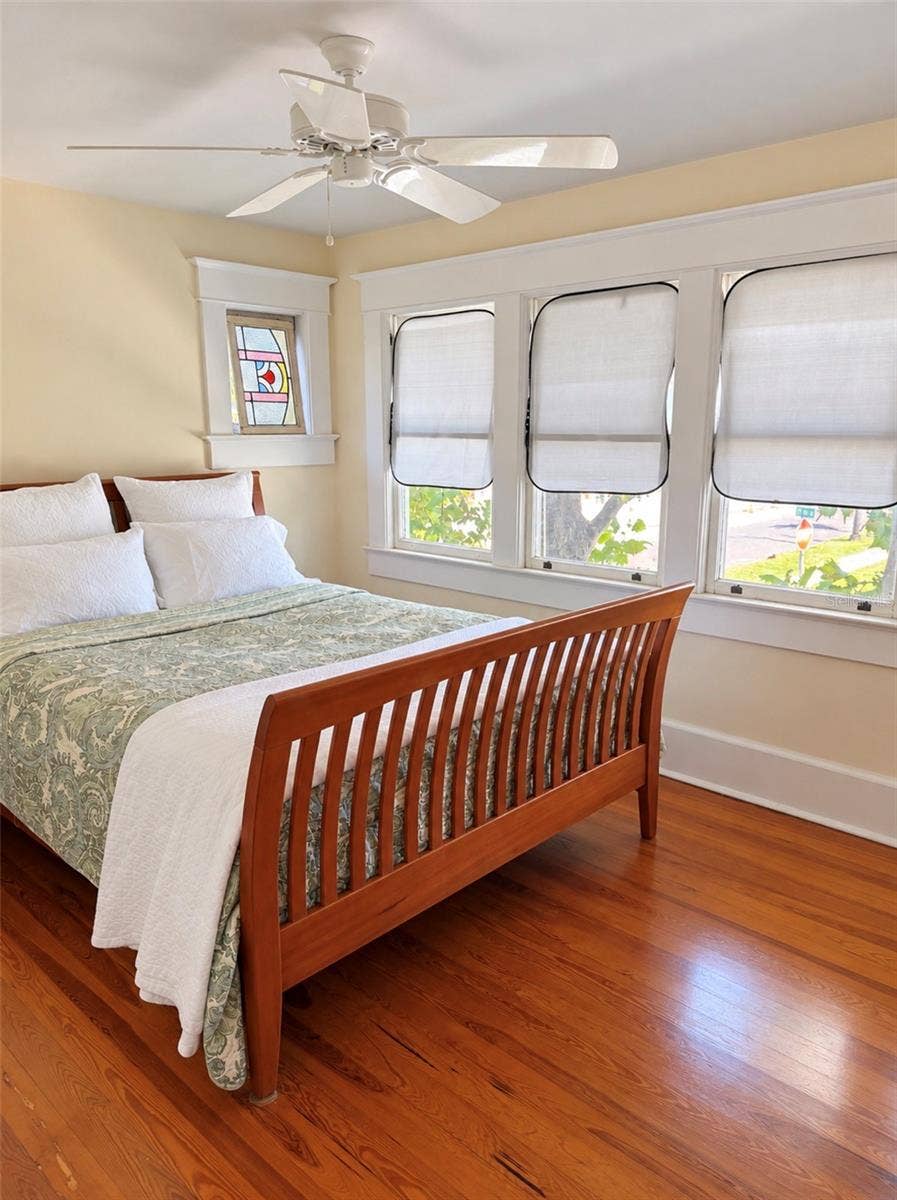 950 10TH STREET N, St Petersburg, FL 33705 950 10TH STREET N, St Petersburg, FL 33705