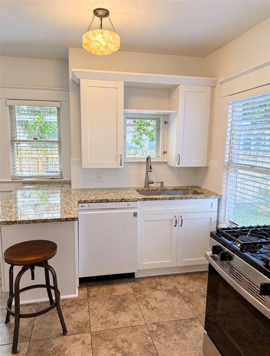 950 10TH STREET N, St Petersburg, FL 33705 950 10TH STREET N, St Petersburg, FL 33705