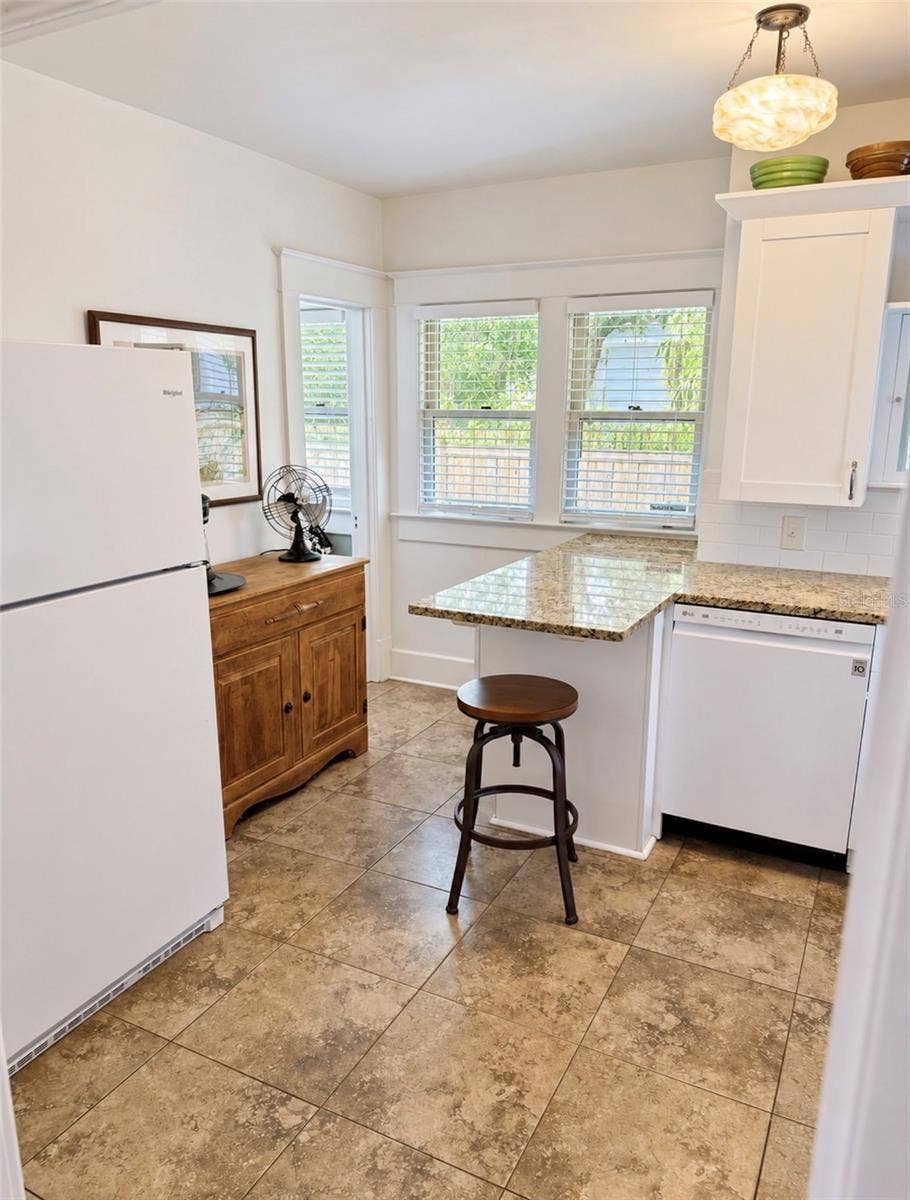 950 10TH STREET N, St Petersburg, FL 33705 950 10TH STREET N, St Petersburg, FL 33705
