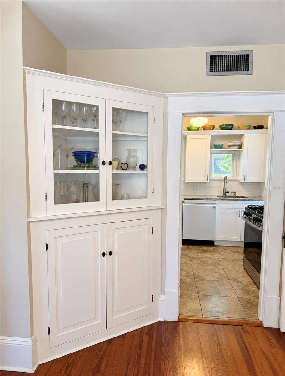 950 10TH STREET N, St Petersburg, FL 33705 950 10TH STREET N, St Petersburg, FL 33705