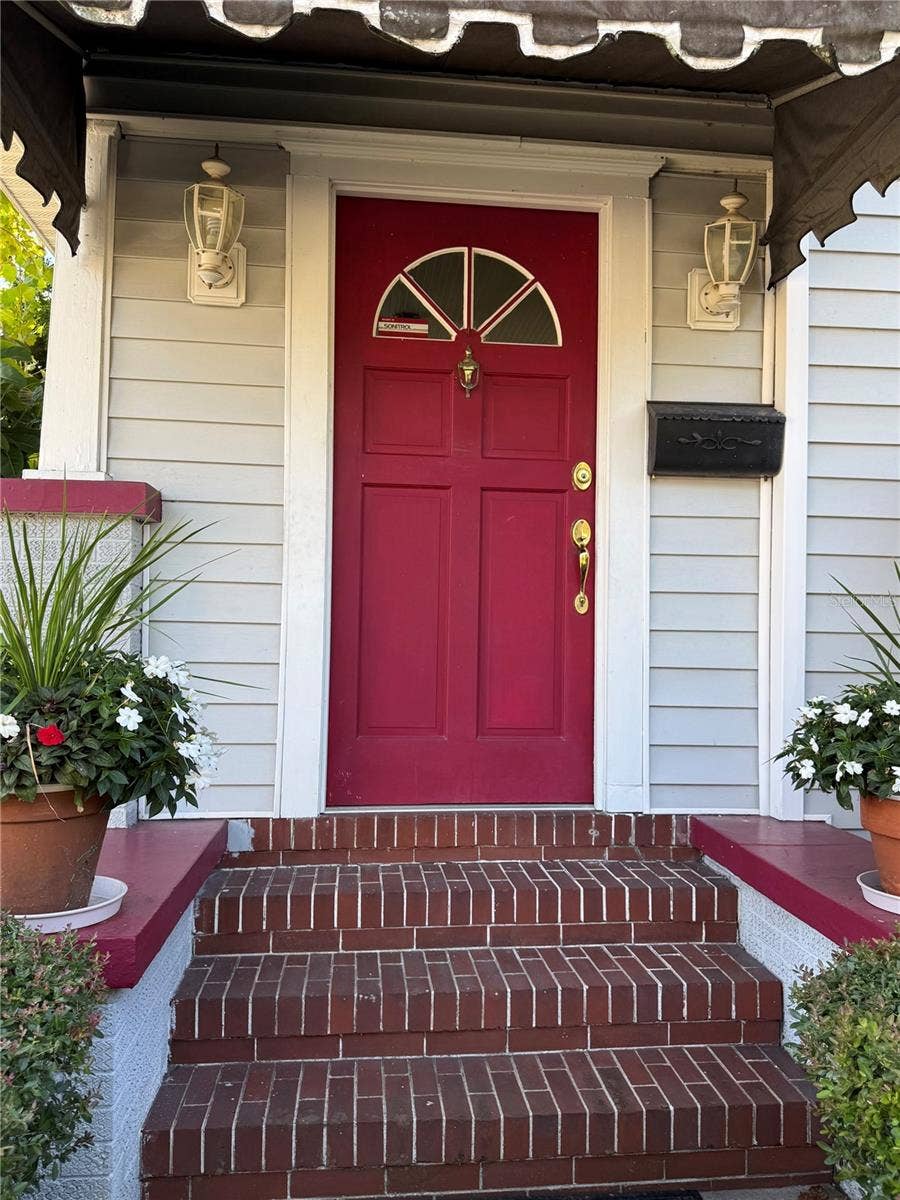 950 10TH STREET N, St Petersburg, FL 33705 950 10TH STREET N, St Petersburg, FL 33705