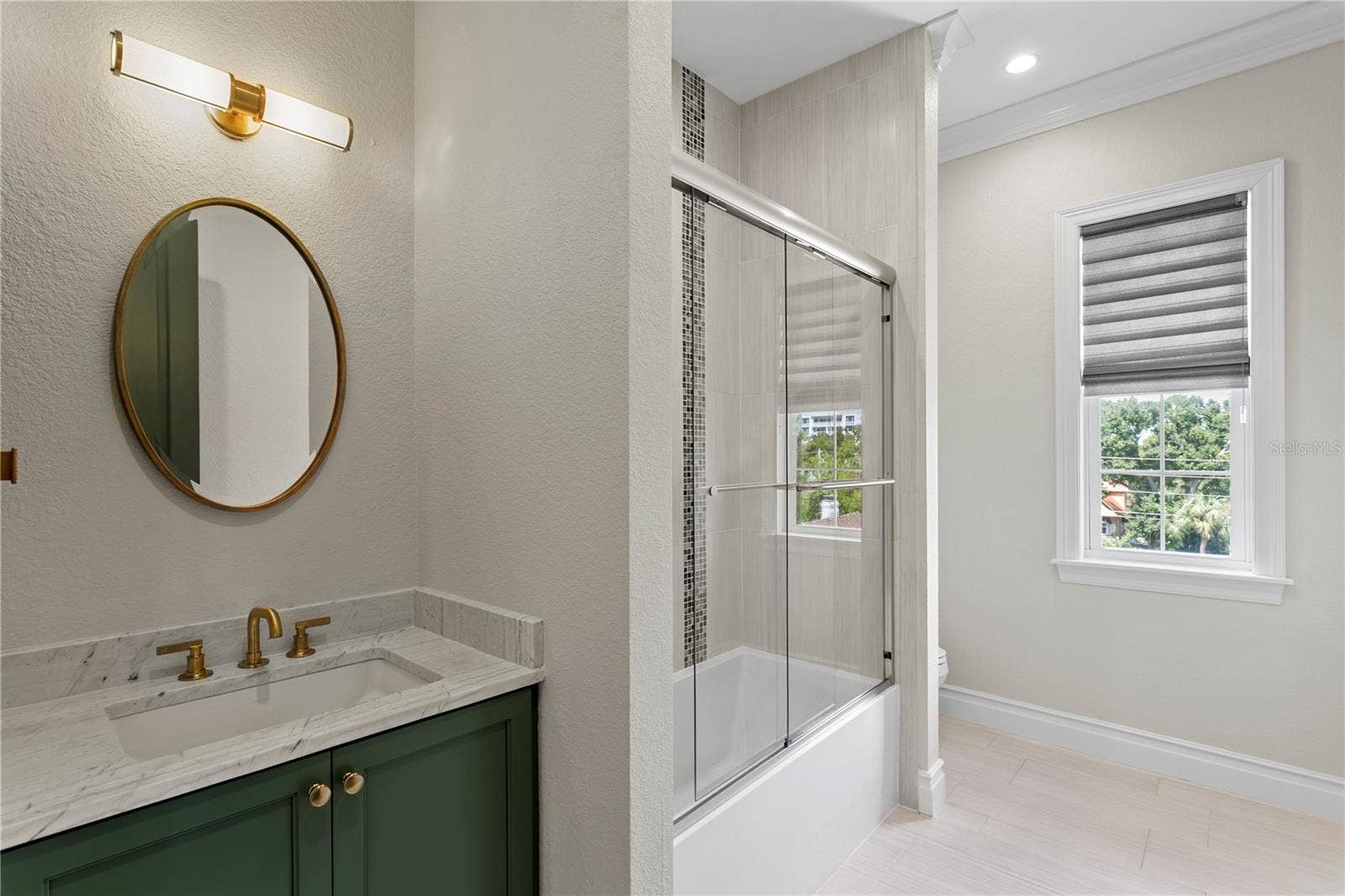 524 BEACH DRIVE NE, St Petersburg, FL 33701 4th Floor full bathroom