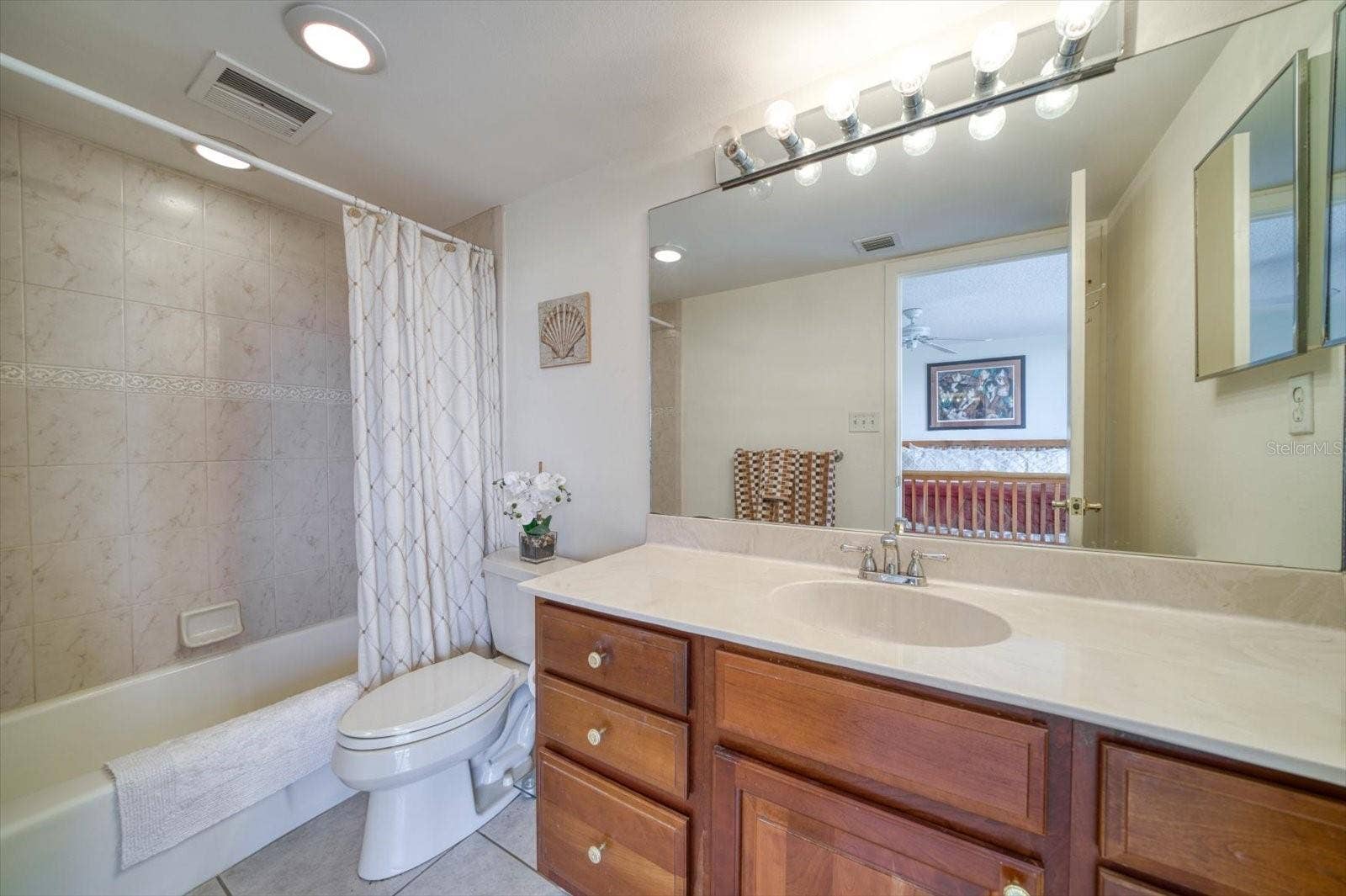 7600 BAYSHORE DRIVE, #202, Treasure Island, FL 33706 7600 BAYSHORE DRIVE, #202, Treasure Island, FL 33706