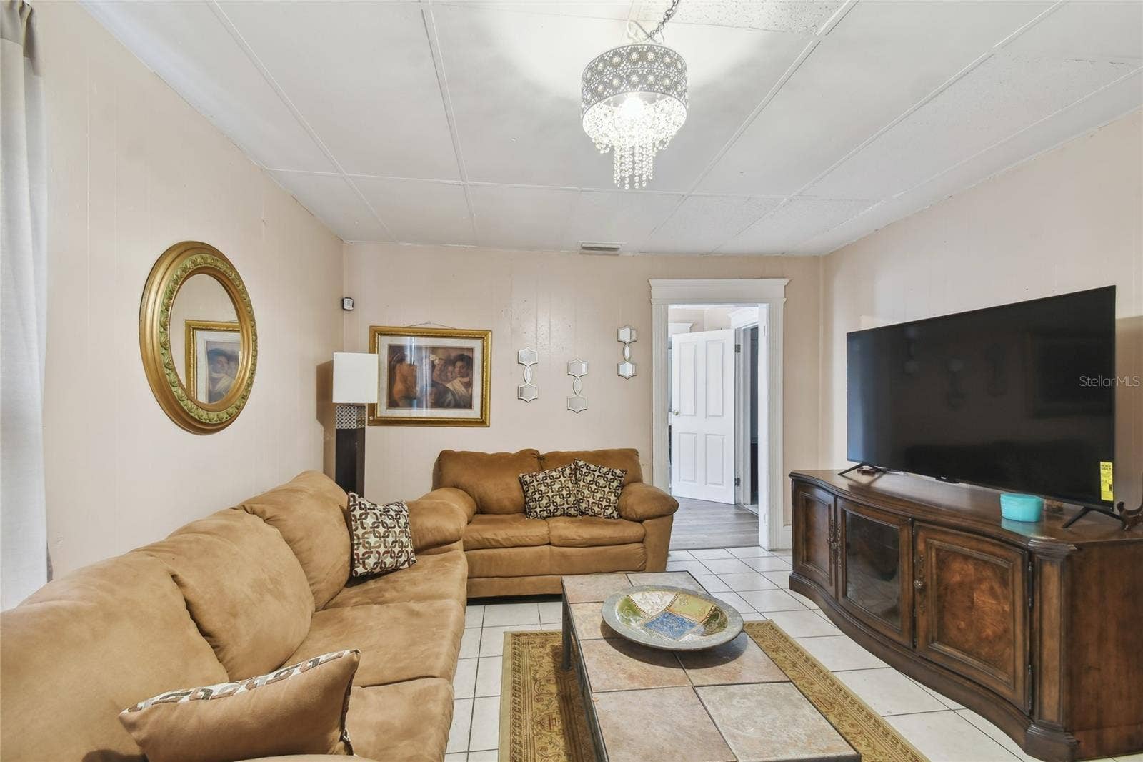 2402 N HIGHLAND AVENUE, Tampa, FL 33602 Living Room