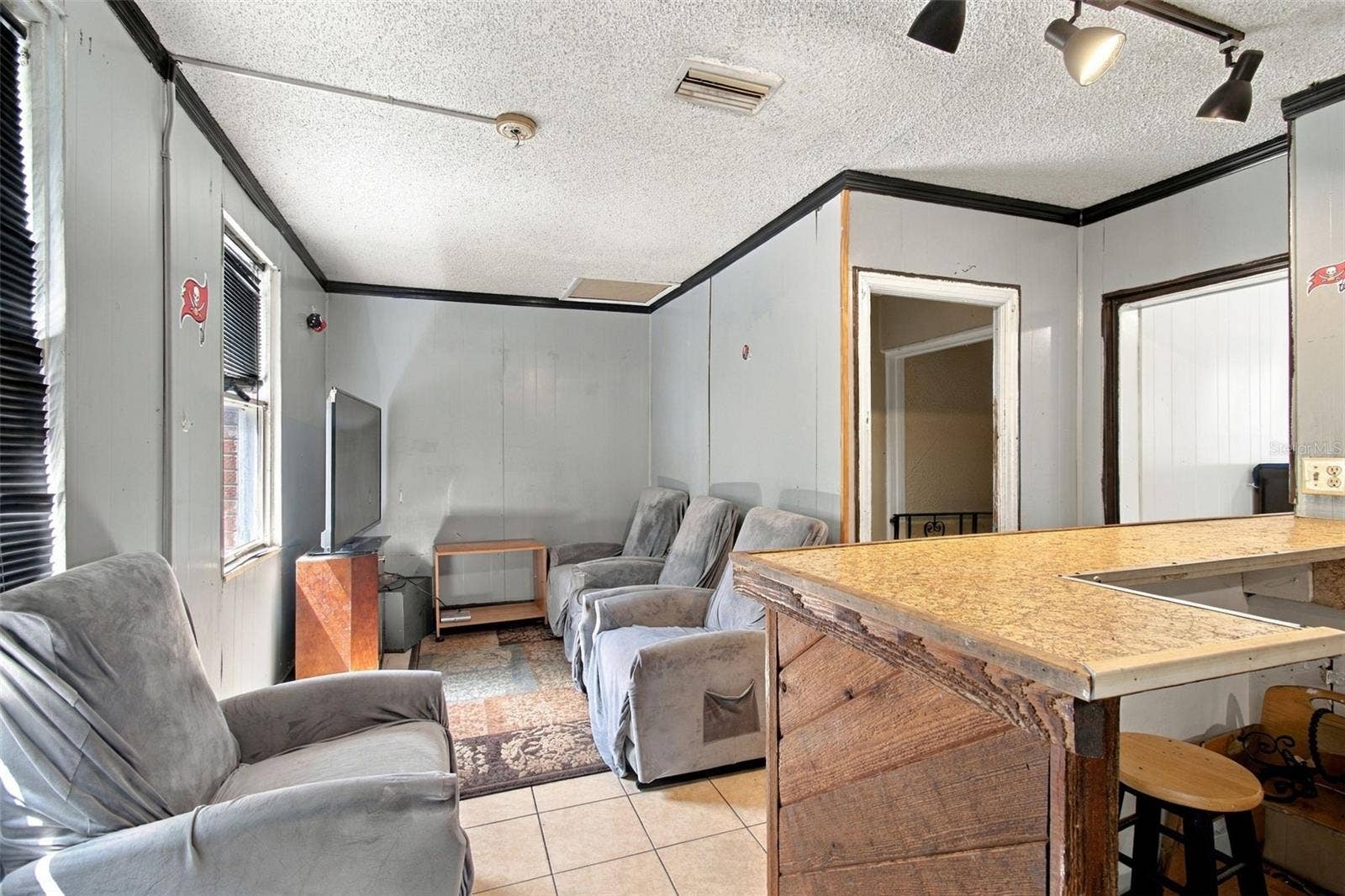 2402 N HIGHLAND AVENUE, Tampa, FL 33602 2nd floor living room