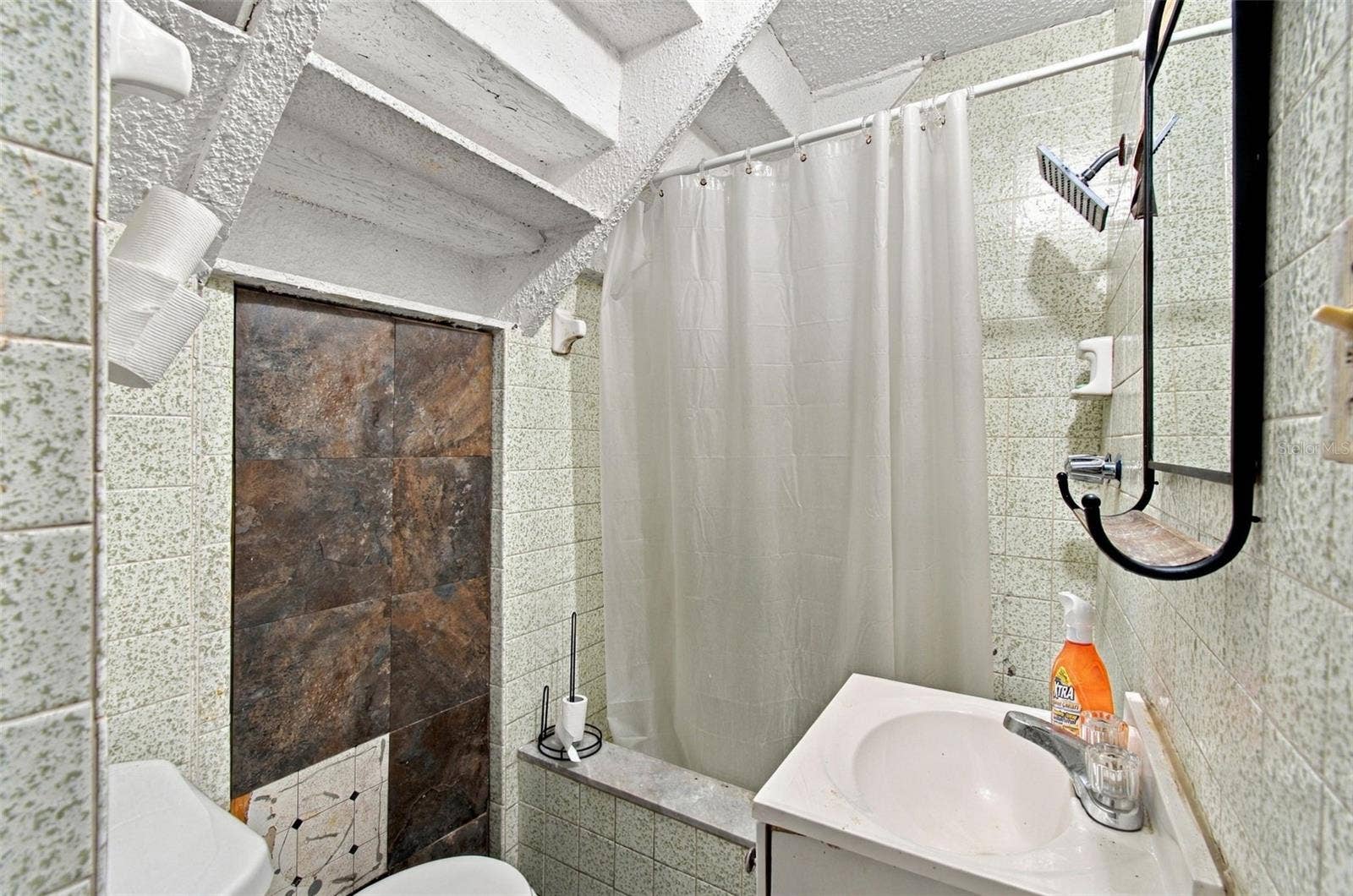 2402 N HIGHLAND AVENUE, Tampa, FL 33602 1st floor bath