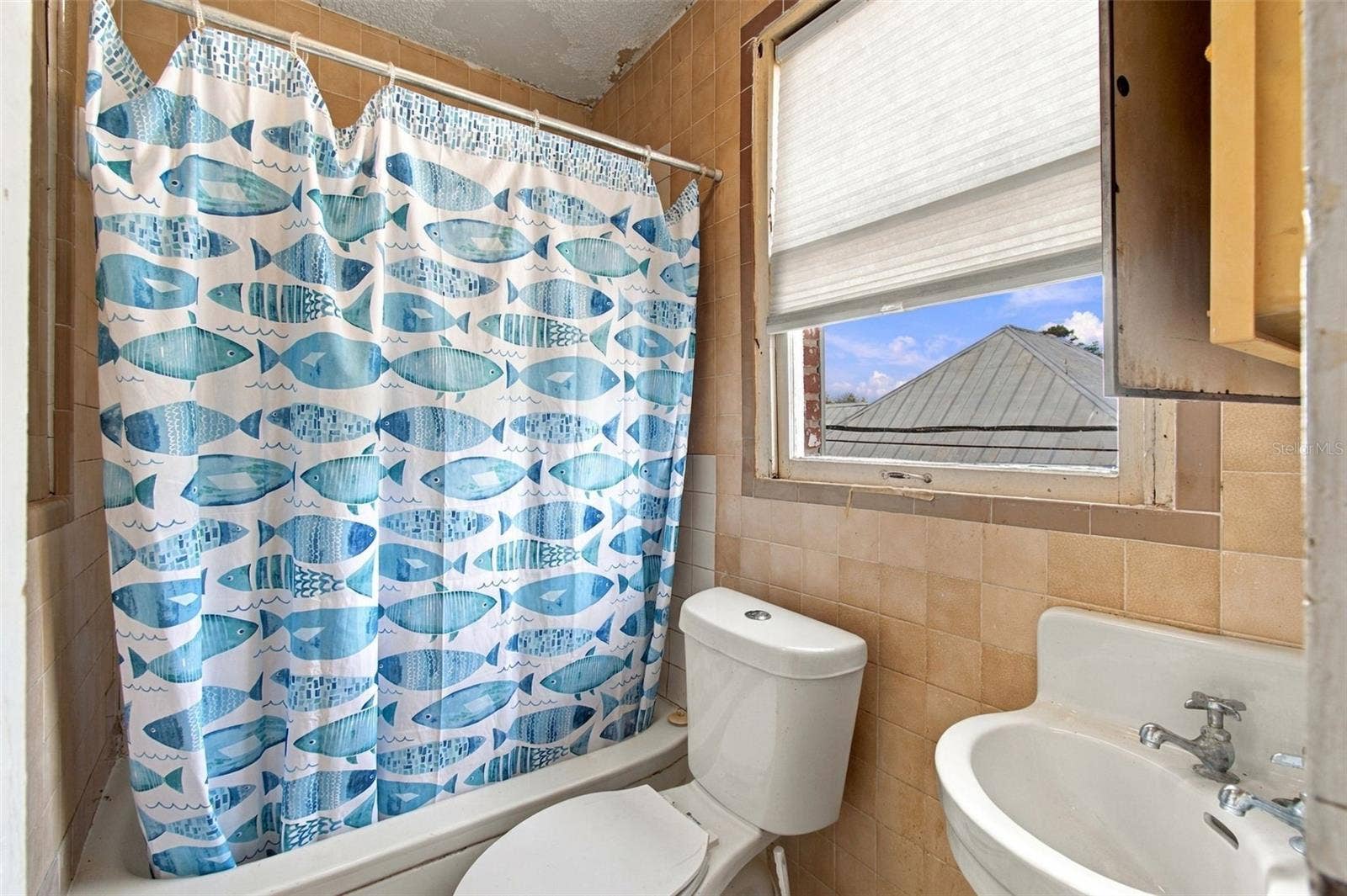 2402 N HIGHLAND AVENUE, Tampa, FL 33602 2nd floor bath
