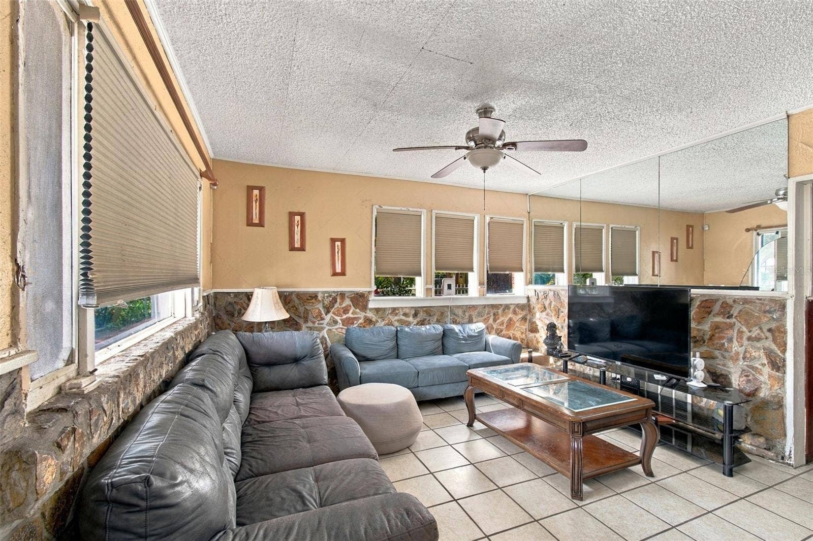 2402 N HIGHLAND AVENUE, Tampa, FL 33602 Living room