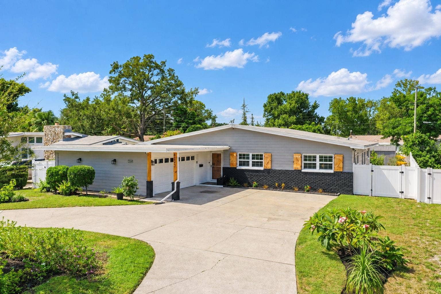 4223 NARVAREZ WAY S, St Petersburg, FL 33712 large circular driveway