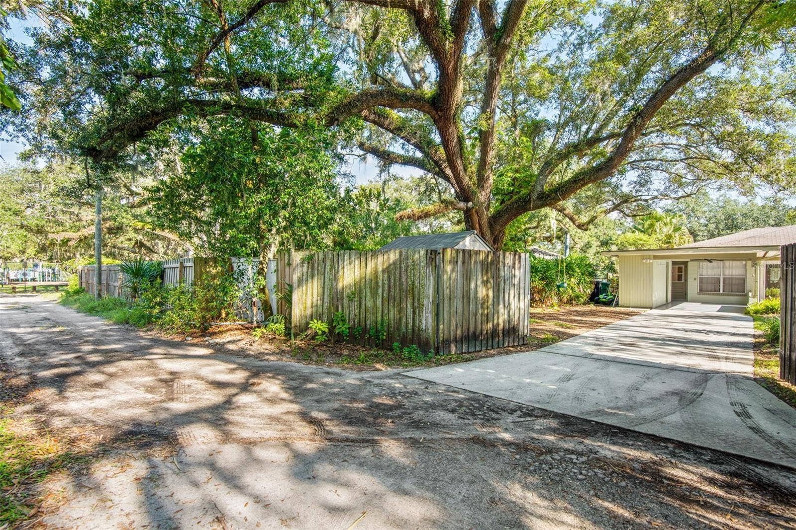 422 W LOUISIANA AVENUE, Tampa, FL 33603 422 W LOUISIANA AVENUE, Tampa, FL 33603