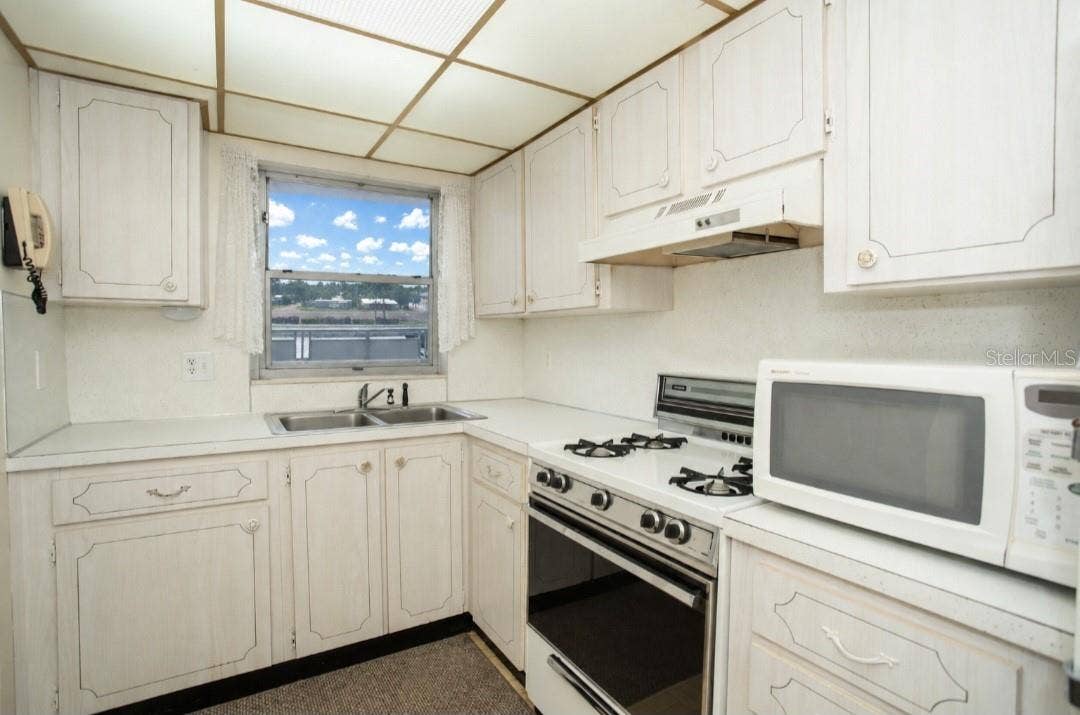 5501 80TH STREET N, #303, St Petersburg, FL 33709 Kitchen w/Sm. Eat-in Area!