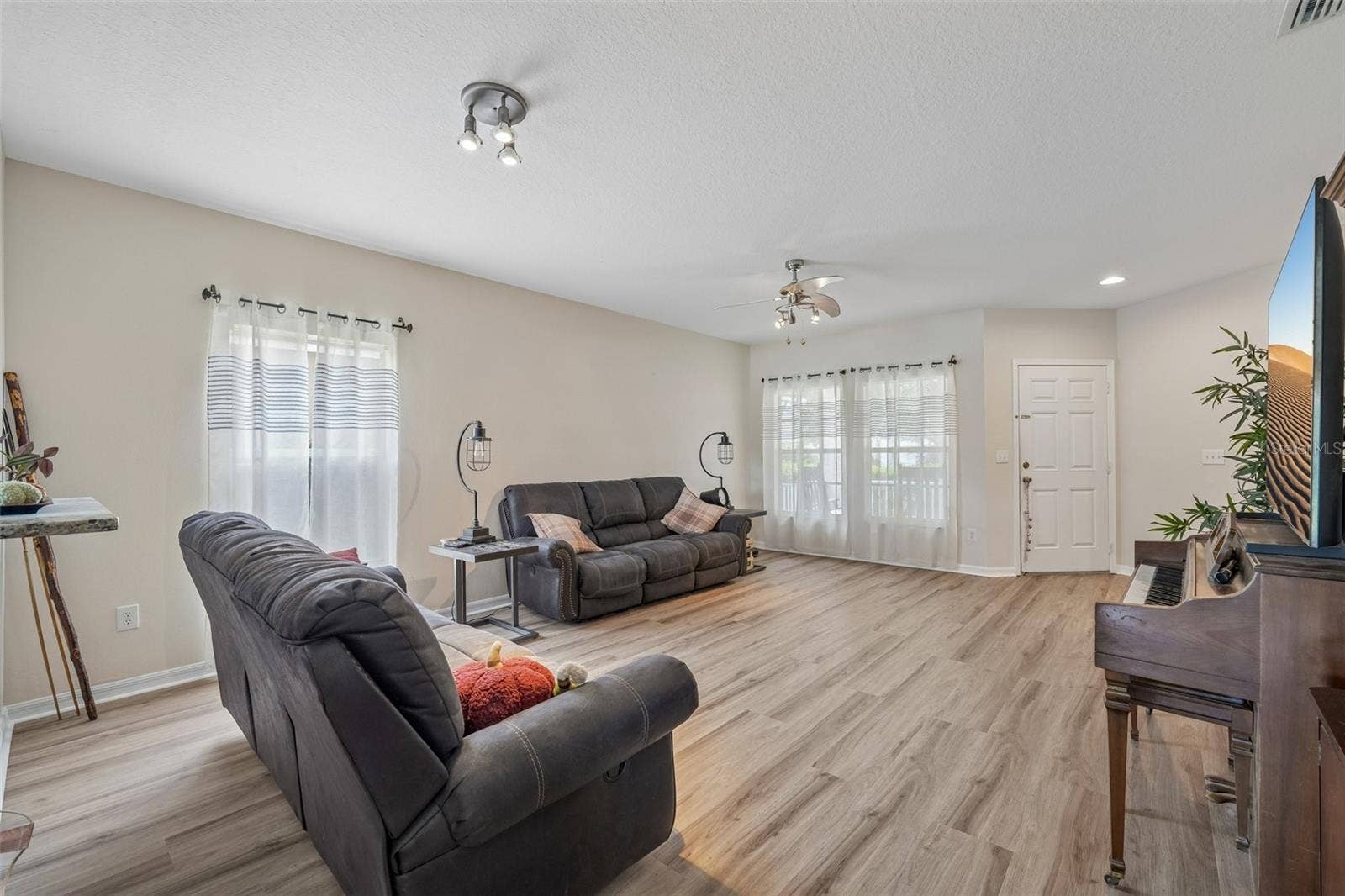 6527 BRIDGECREST DRIVE, Lithia, FL 33547 6527 BRIDGECREST DRIVE, Lithia, FL 33547