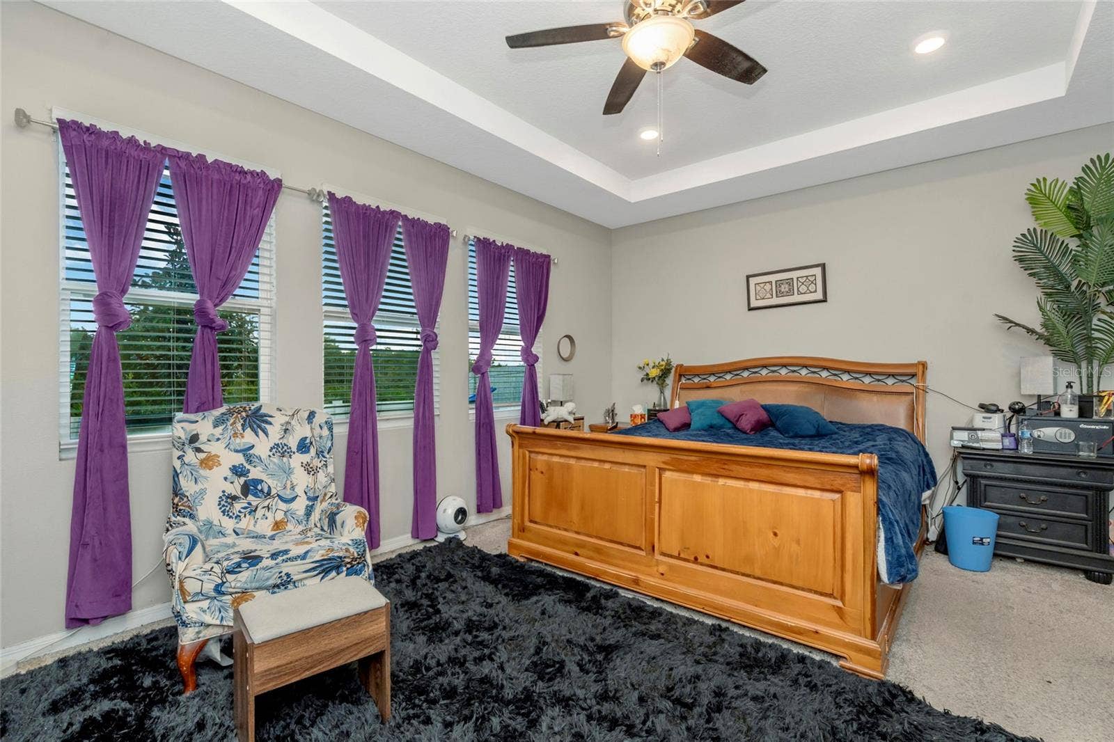 primary bedroom w/ tray ceiling