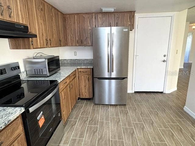 2102 HARRINGAY STREET, #449, Sun City Center, FL 33573 Plenty of cabinet and counter space in this kitchen.