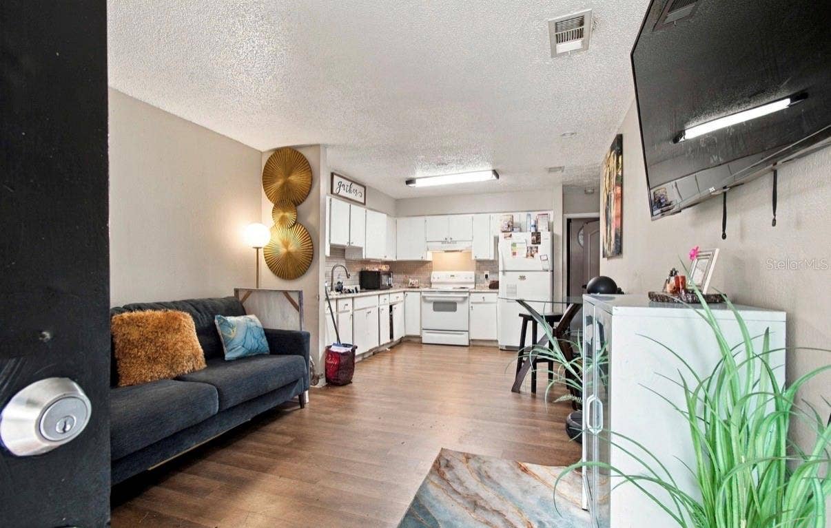 1504 E POINSETTIA AVENUE, Tampa, FL 33612