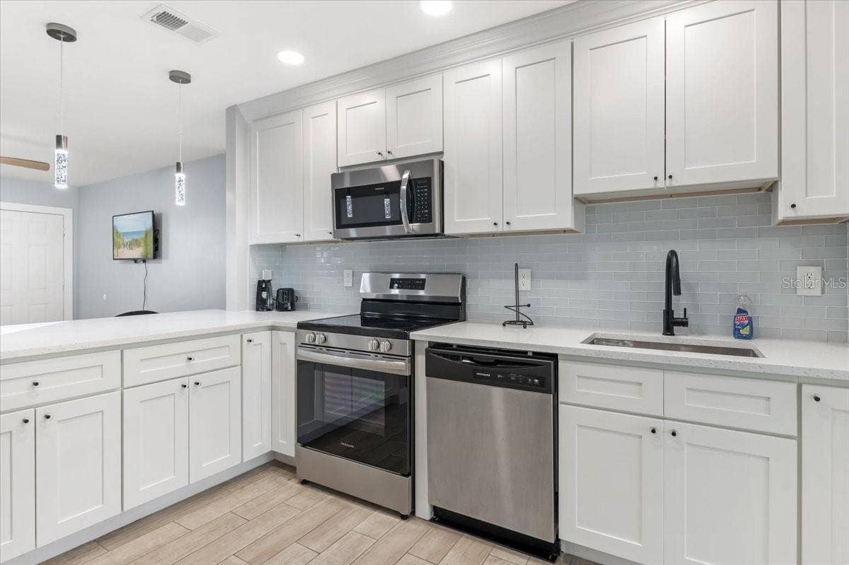 300 & 302 BRIARWOOD ROAD, Venice, FL 34293 300 & 302 BRIARWOOD ROAD, Venice, FL 34293