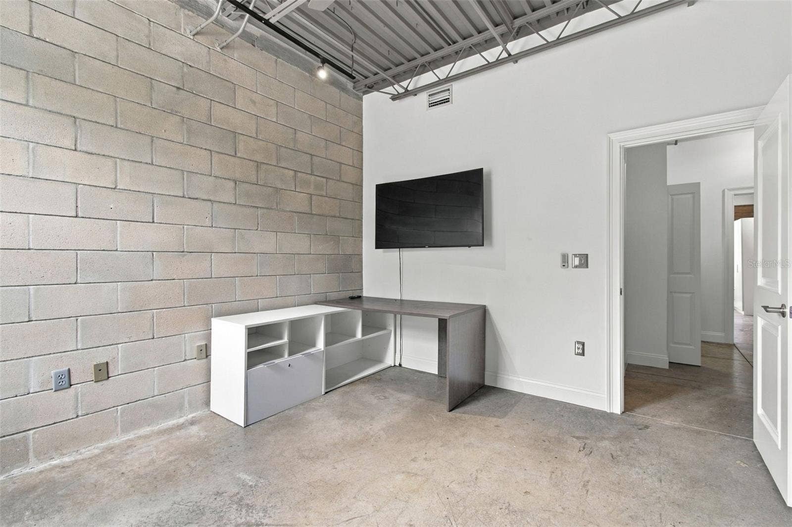 2509 W AZEELE STREET, Tampa, FL 33609 Desk in guest room can be removed or remain in the space.