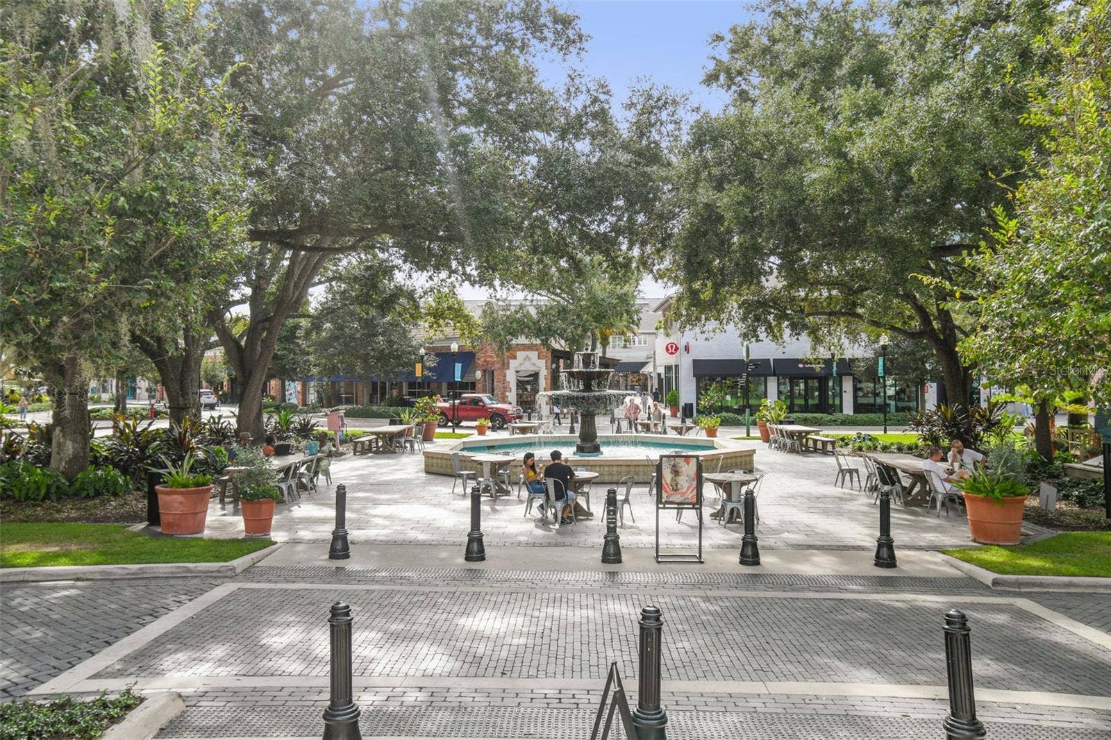 2509 W AZEELE STREET, Tampa, FL 33609 Hyde Park Village is just minutes away, an open up-scale shopping and dining destination in S. Tampa.