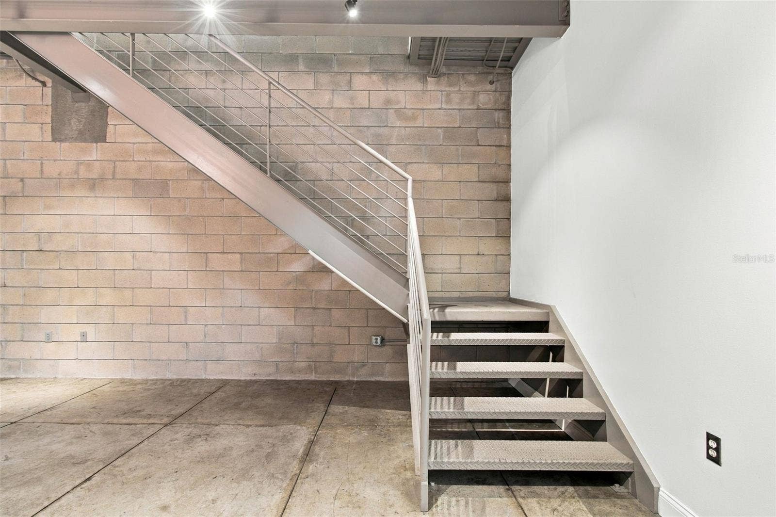 2509 W AZEELE STREET, Tampa, FL 33609 Floating style staircase that elevates the modern aesthetic.