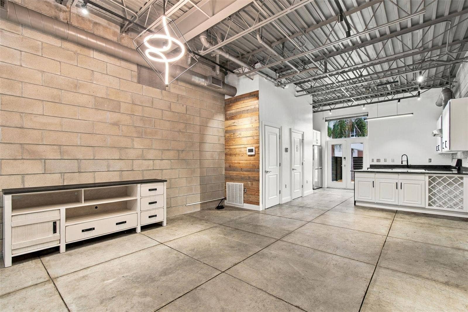 2509 W AZEELE STREET, Tampa, FL 33609 Modern, industrial loft style finishes.