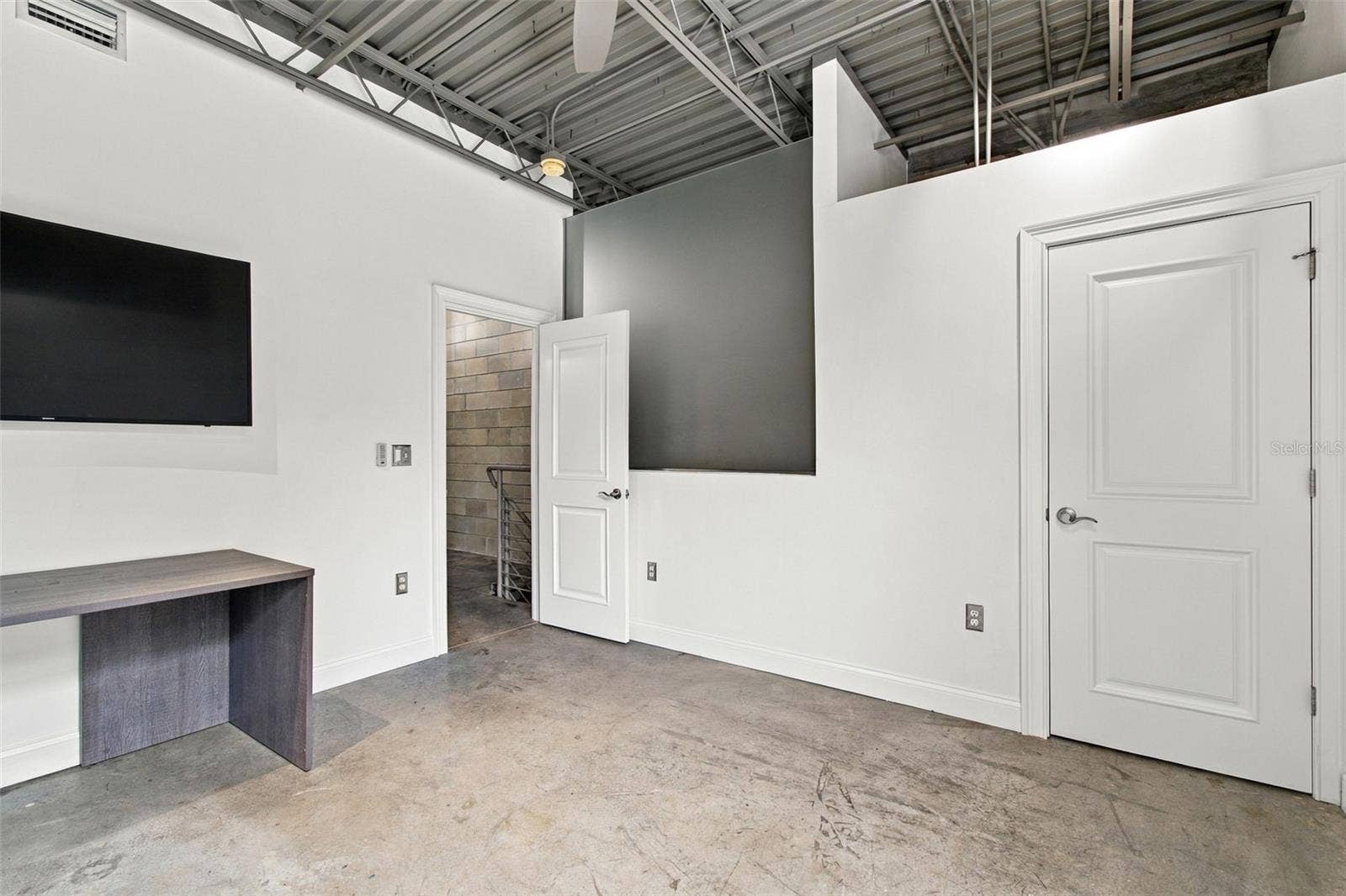 2509 W AZEELE STREET, Tampa, FL 33609 Guest bedroom features filtered frosted glass privacy wall, while maintaining the open loft concept.