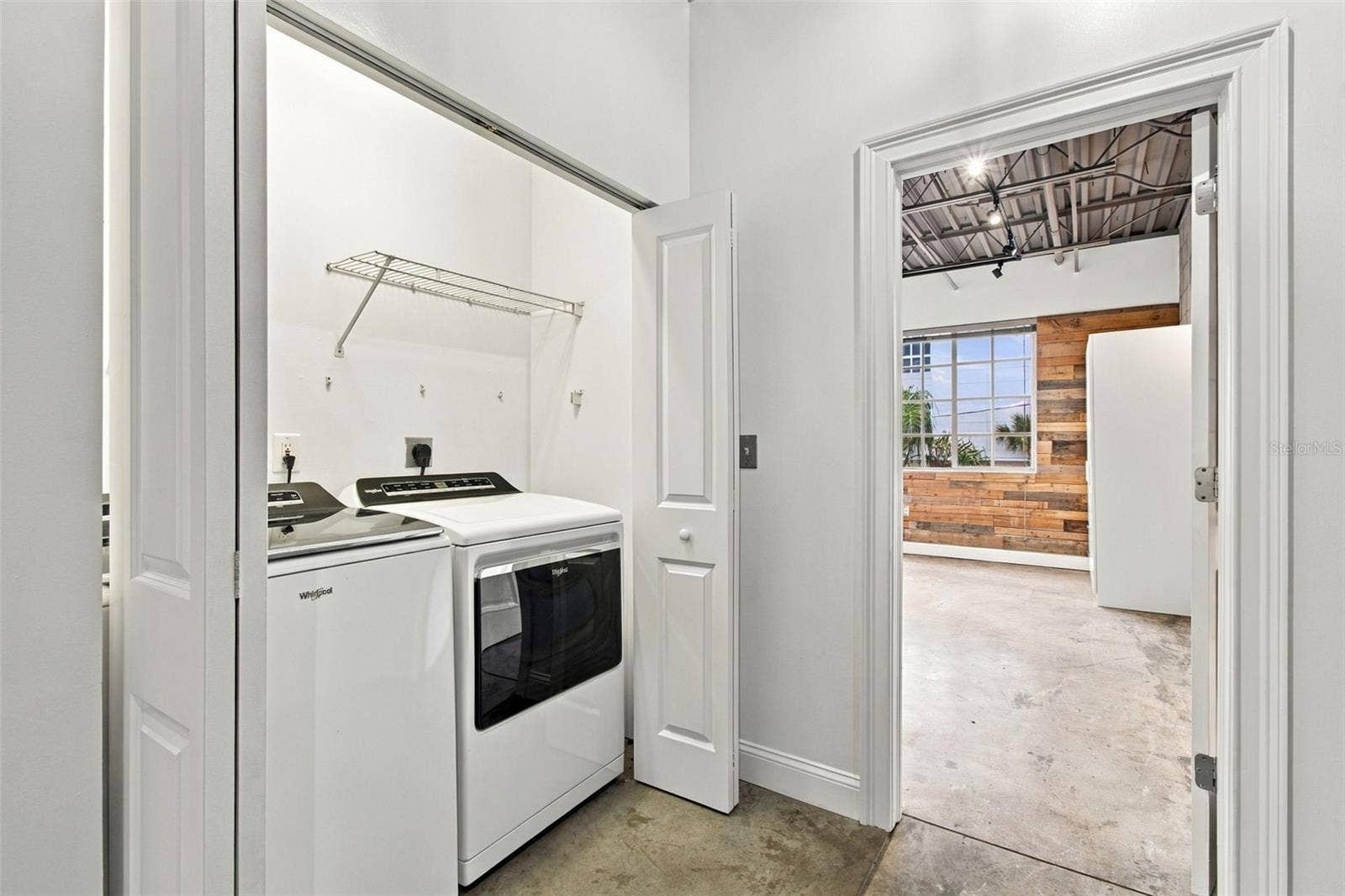 2509 W AZEELE STREET, Tampa, FL 33609 Washer and dryer conveniently located on the second floor.