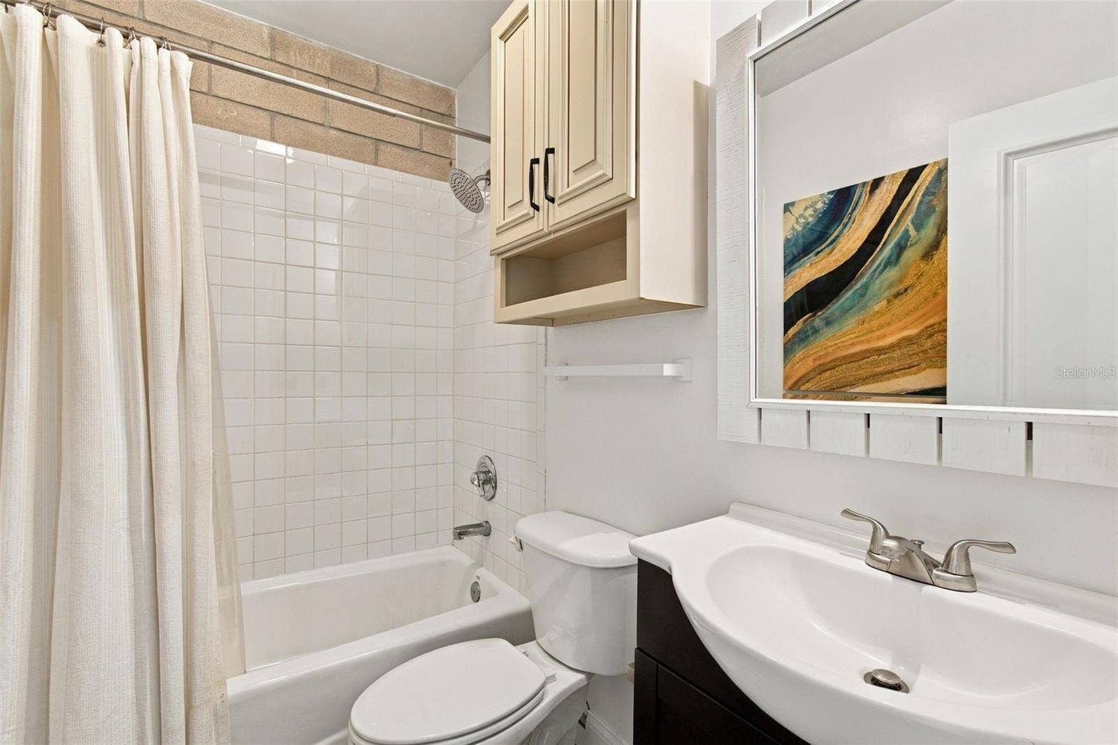 2509 W AZEELE STREET, Tampa, FL 33609 Guest bathroom.