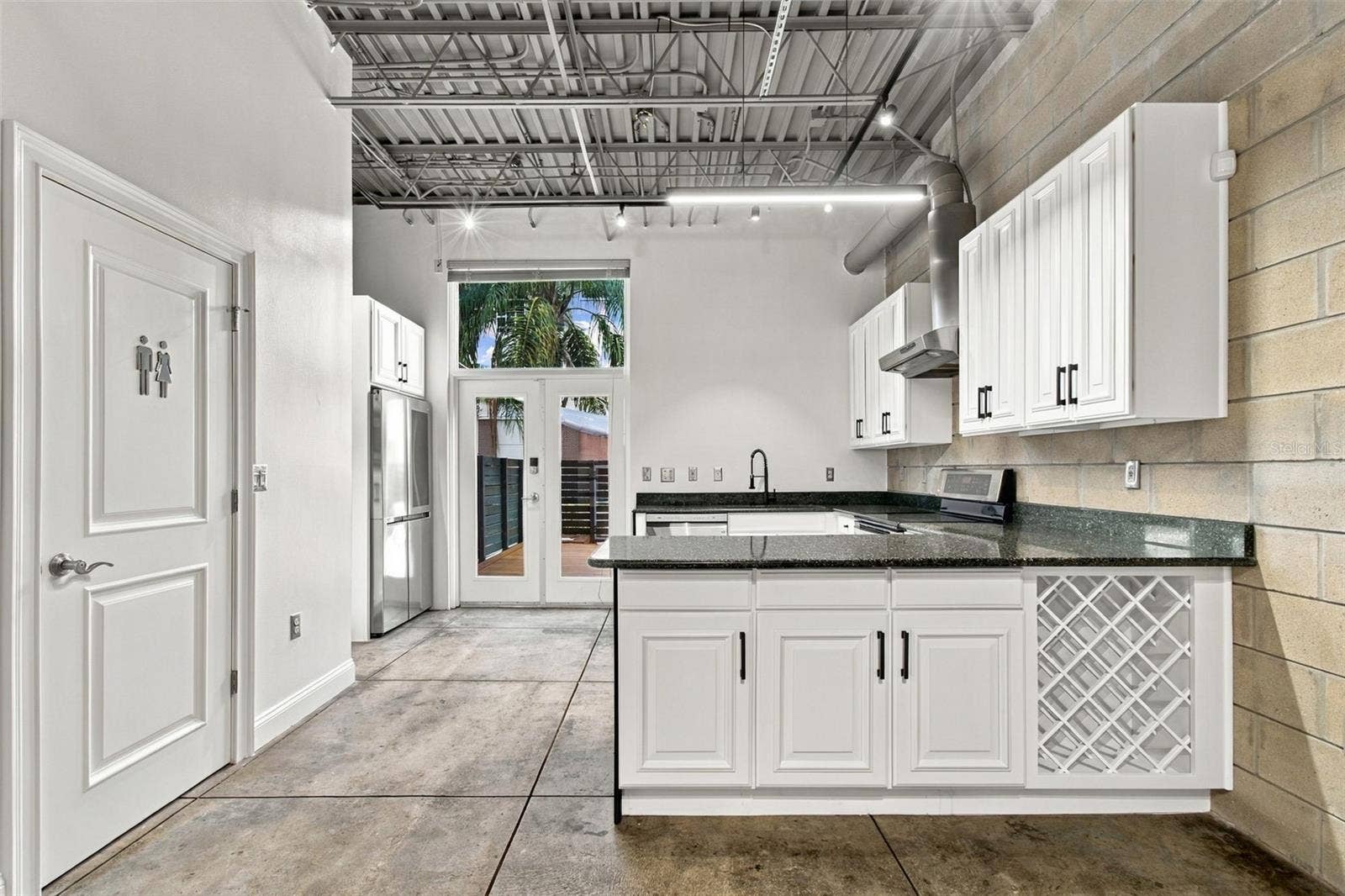 2509 W AZEELE STREET, Tampa, FL 33609 Bright, open designed kitchen looking out to the enclosed deck area.