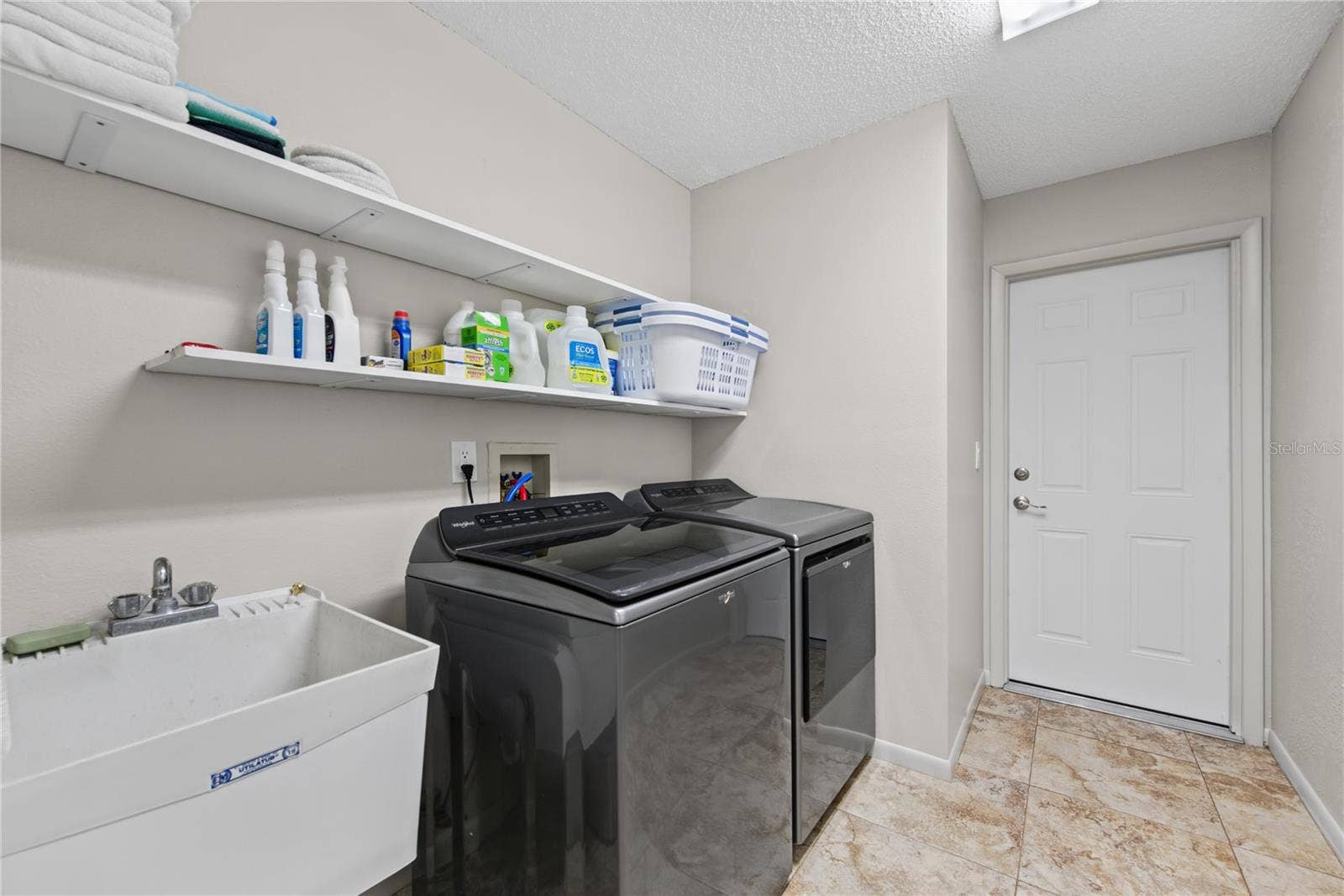 LAUNDRY ROOM, WASHER/DRYER CONVEY