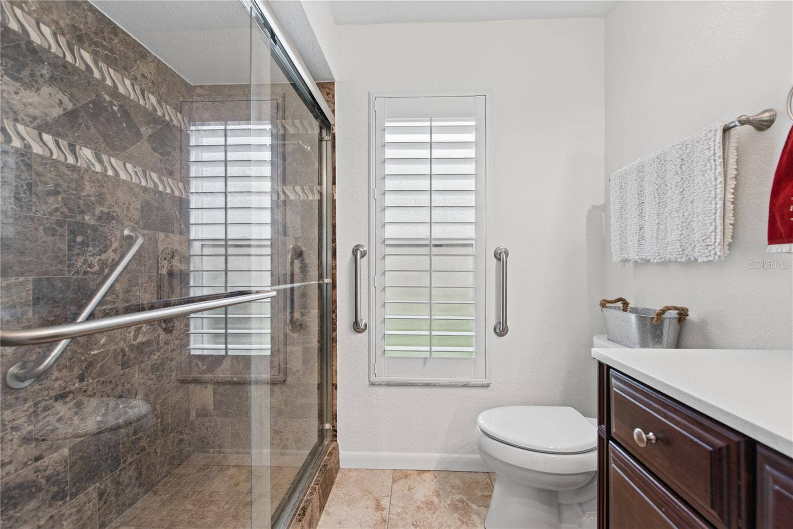2ND FULL BATHROOM W/ STEP IN SHOWER