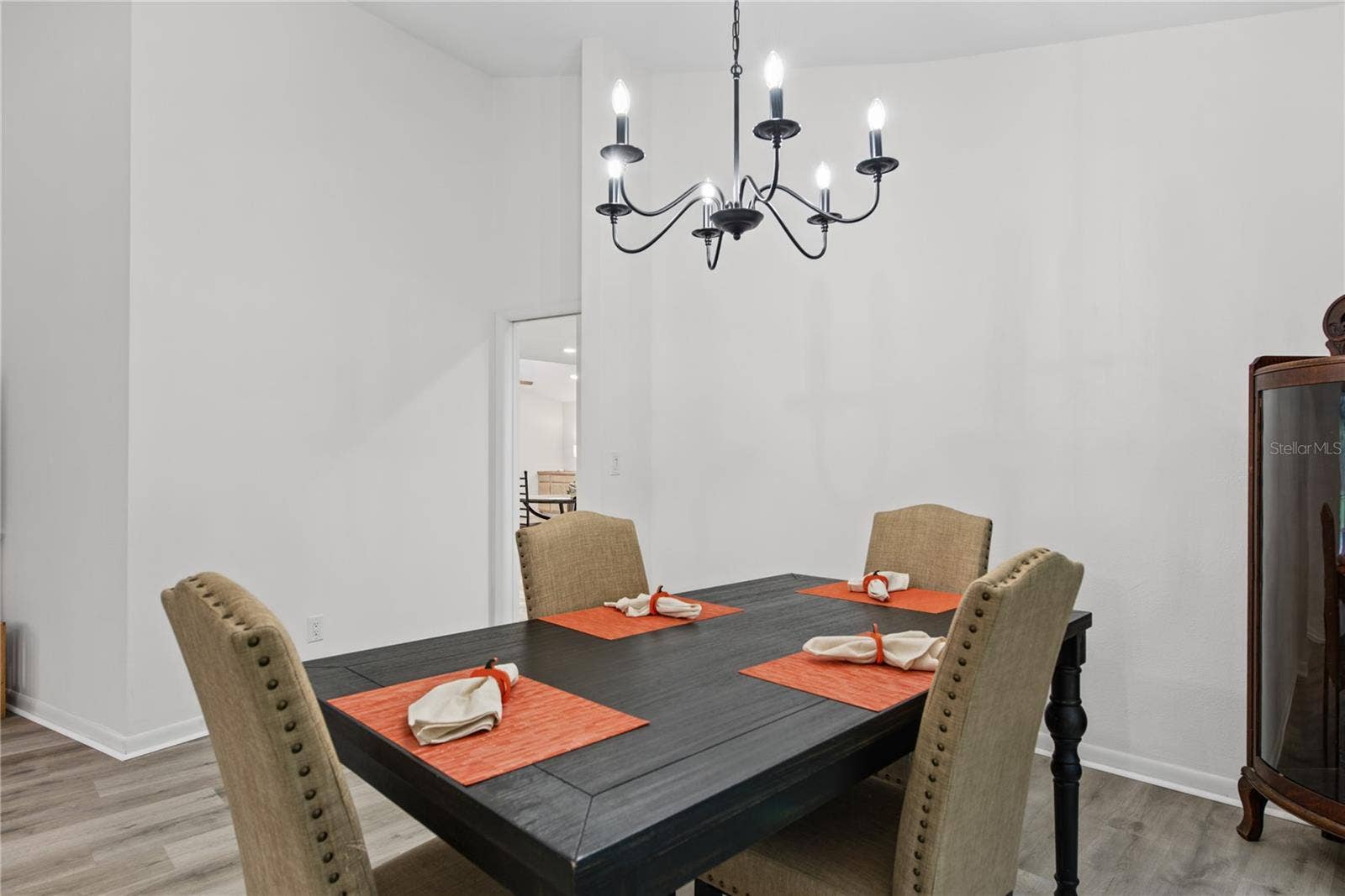 DINING ROOM VIEW TO KITCHEN/FAMILY ROOM & SPLIT BEDROOM PLAN