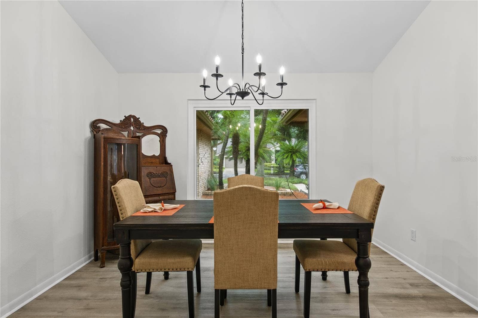 DINING ROOM VIEWS NATURE THROUGH BIG WINDOW
