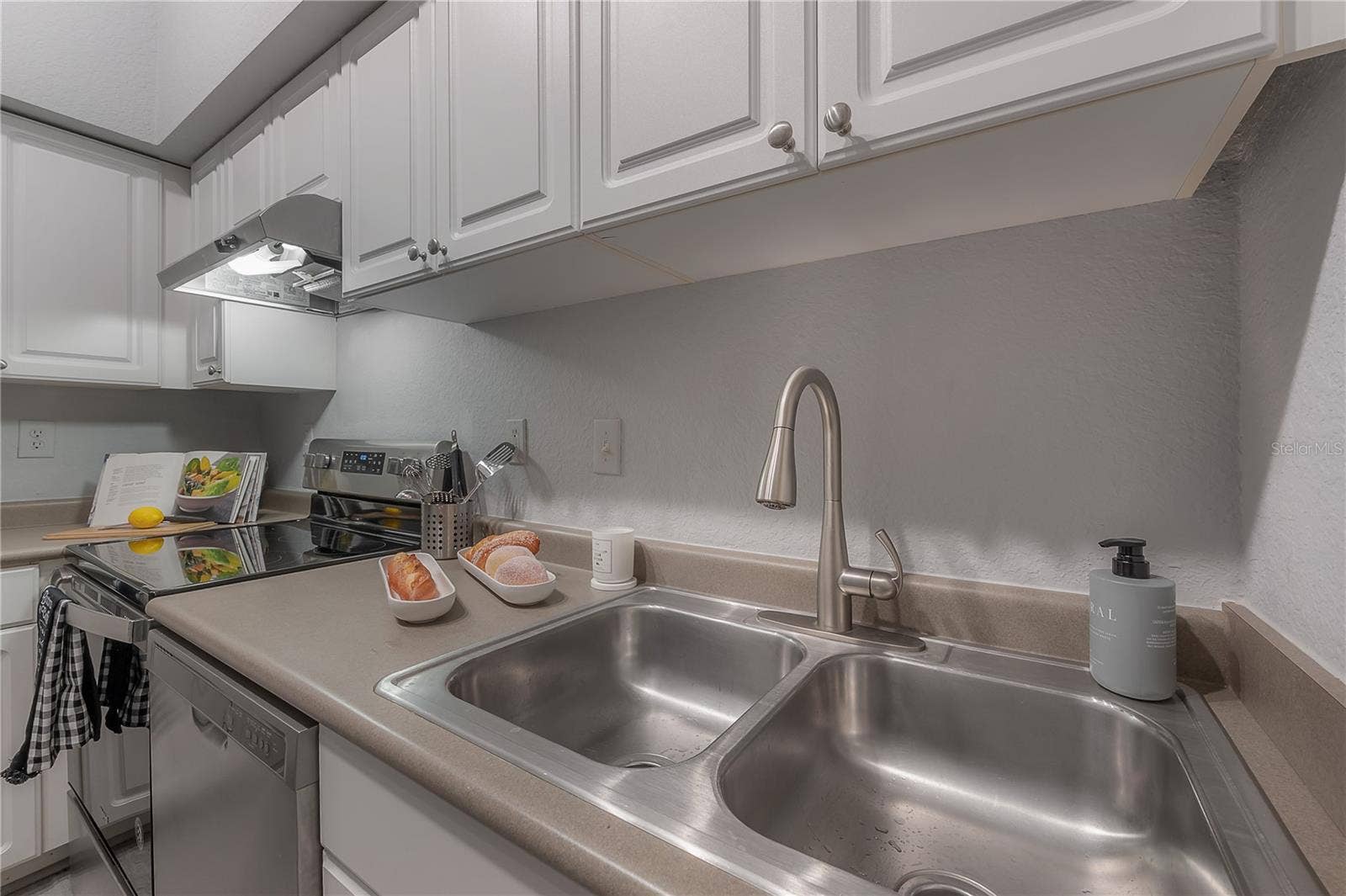 402 S ARMENIA AVENUE, #114, Tampa, FL 33609 402 S ARMENIA AVENUE, #114, Tampa, FL 33609
