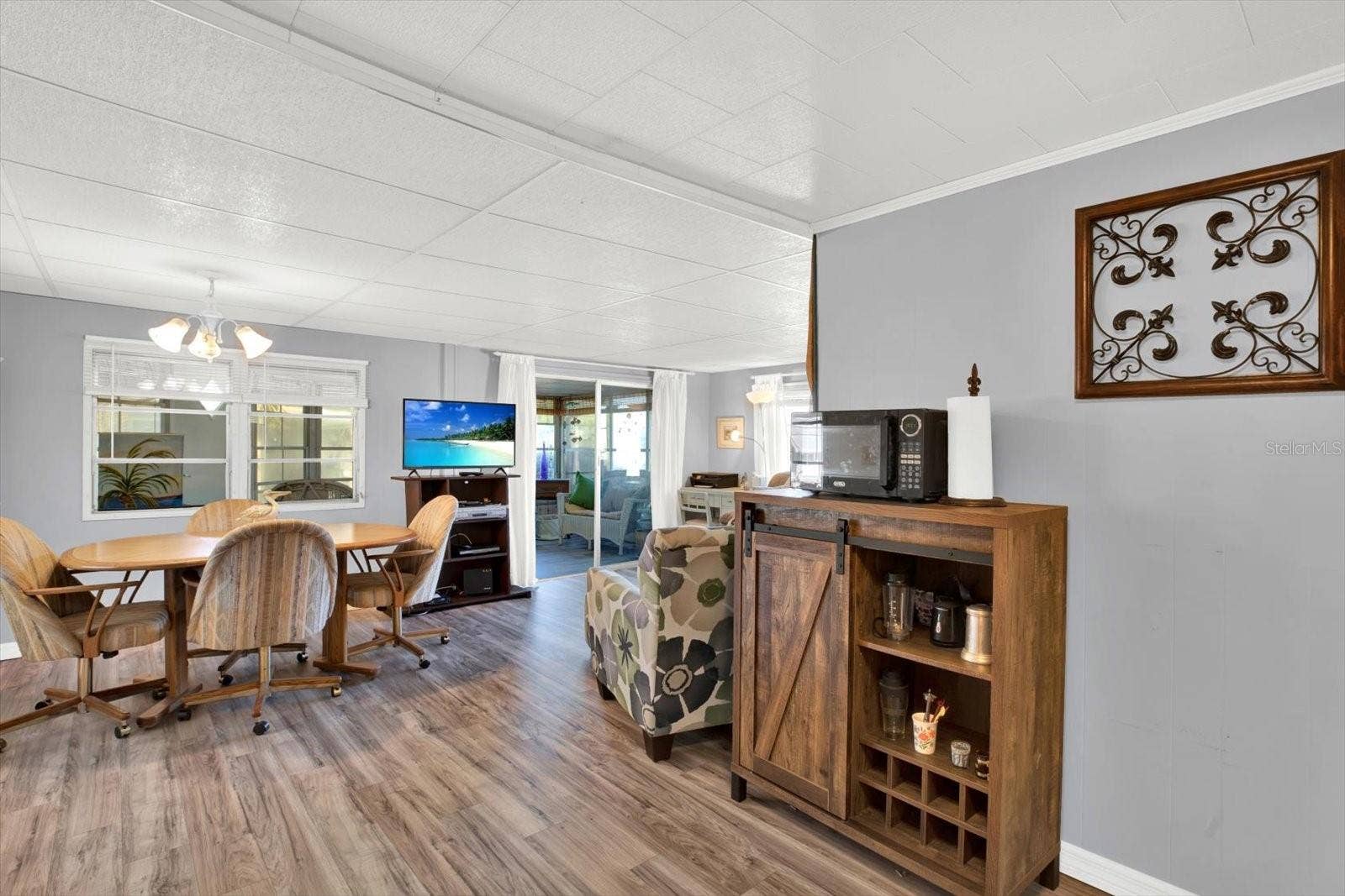 7880 54TH AVENUE N, #17, St Petersburg, FL 33709 Living Room