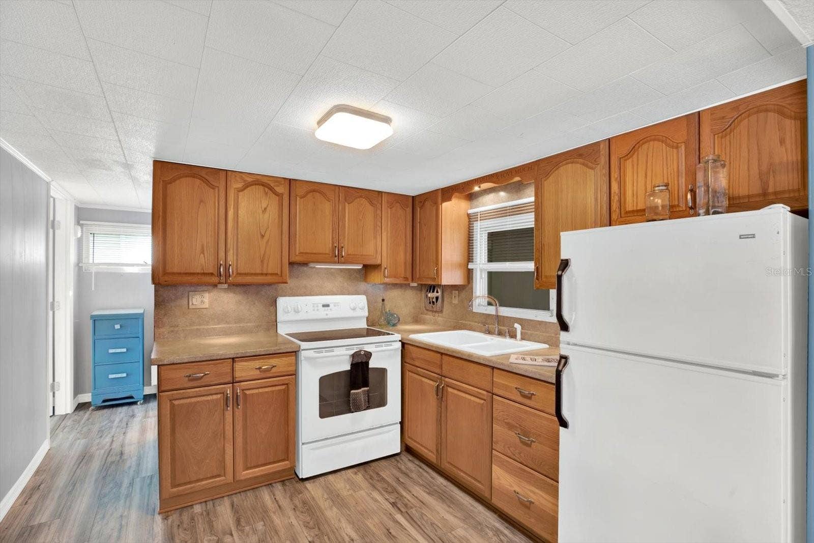7880 54TH AVENUE N, #17, St Petersburg, FL 33709 Kitchen