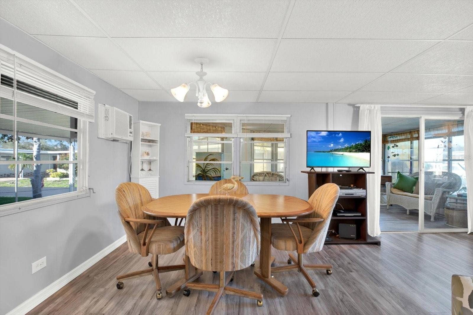 7880 54TH AVENUE N, #17, St Petersburg, FL 33709 Dining