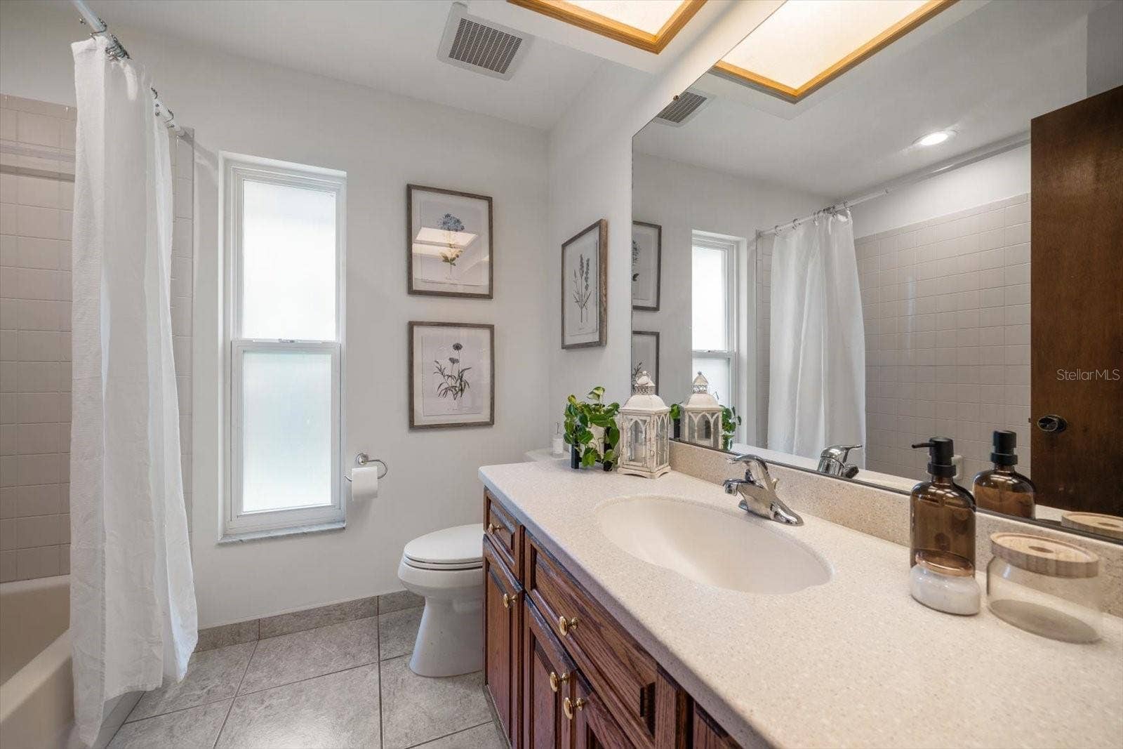 1105 DEER RUN PLACE, Valrico, FL 33594 The PERFECT guest bathroom with large vanity, bright natural light and a tub/shower combo.
