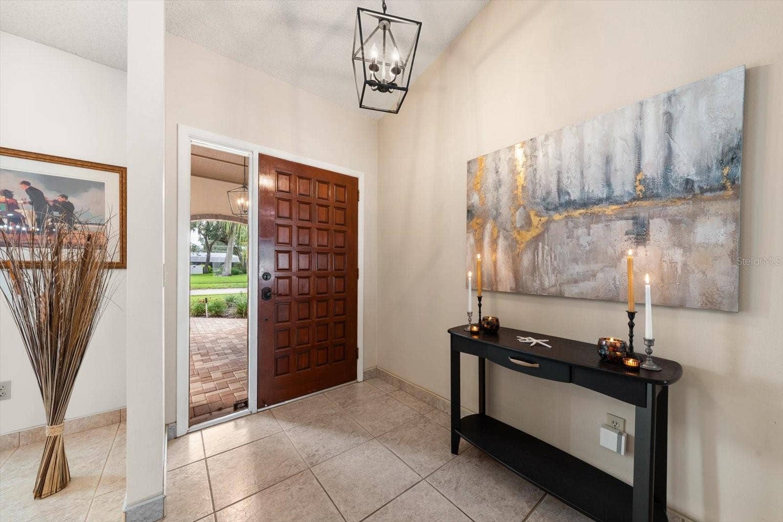 1105 DEER RUN PLACE, Valrico, FL 33594 Beautiful soaring ceilings in the entry and formal Leisure and Dining spaces.
