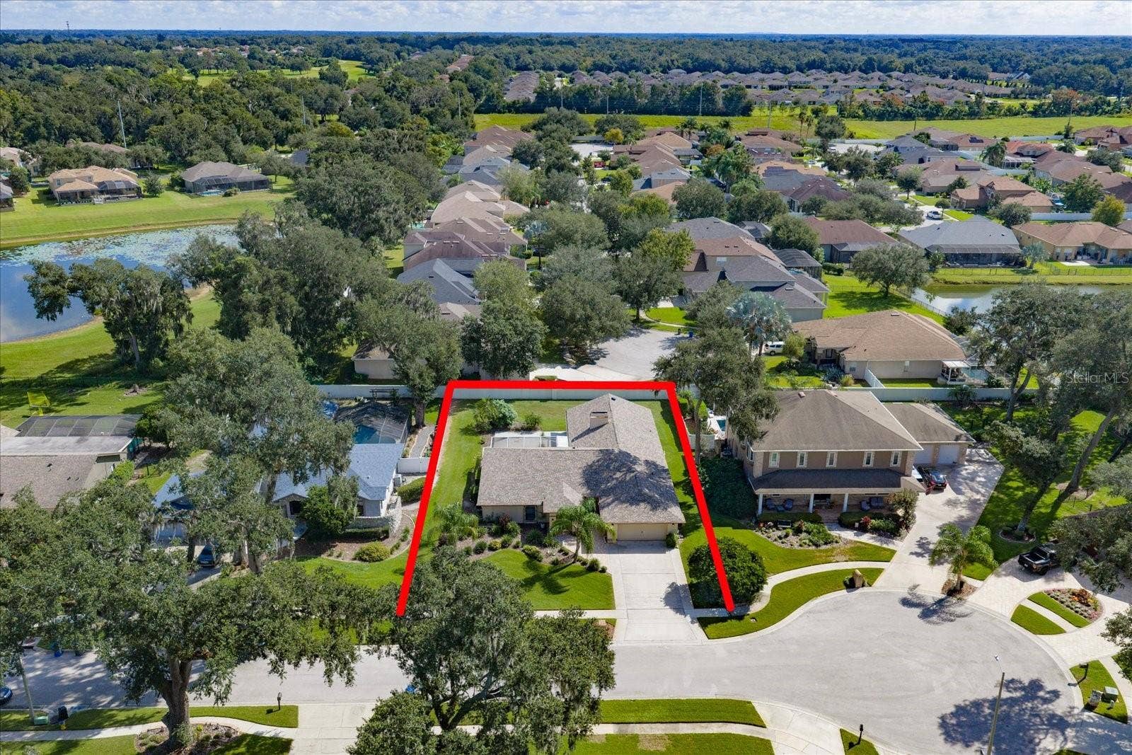 1105 DEER RUN PLACE, Valrico, FL 33594 Beautiful Valrico Oaks surrounded by lakes and beautiful estate homes.