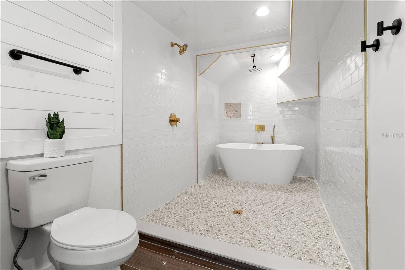 10908 LAND O LAKES BOULEVARD, Land O Lakes, FL 34638 Second primary bathroom, bottom floor