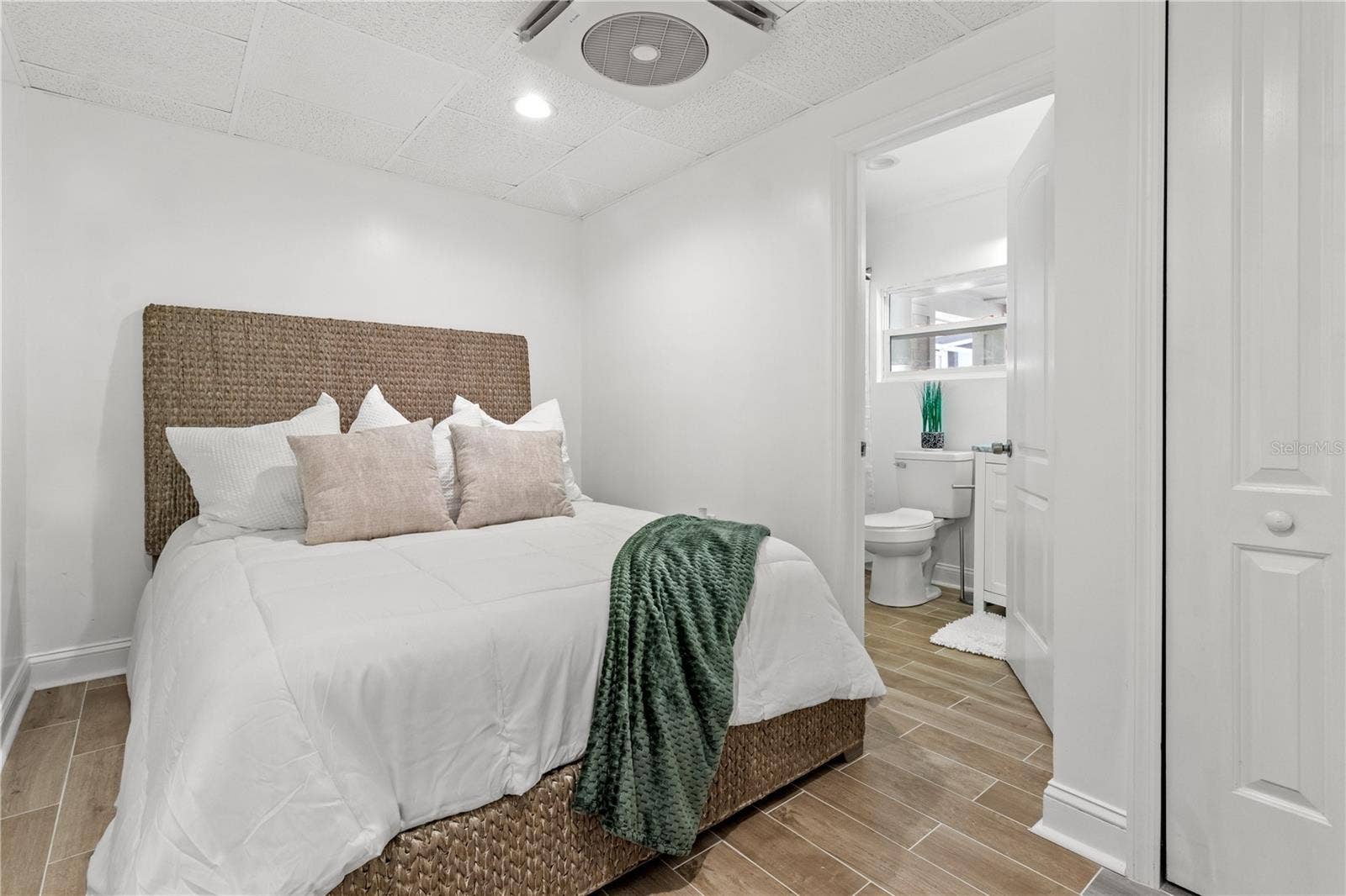 10908 LAND O LAKES BOULEVARD, Land O Lakes, FL 34638 1 bedroom studio apartment, in law suite, private entrance.