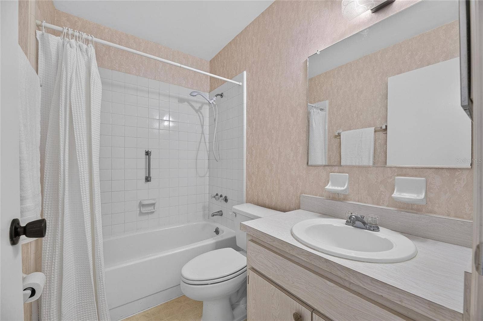 1904 CANTERBURY LANE, #18, Sun City Center, FL 33573 1904 CANTERBURY LANE, #18, Sun City Center, FL 33573