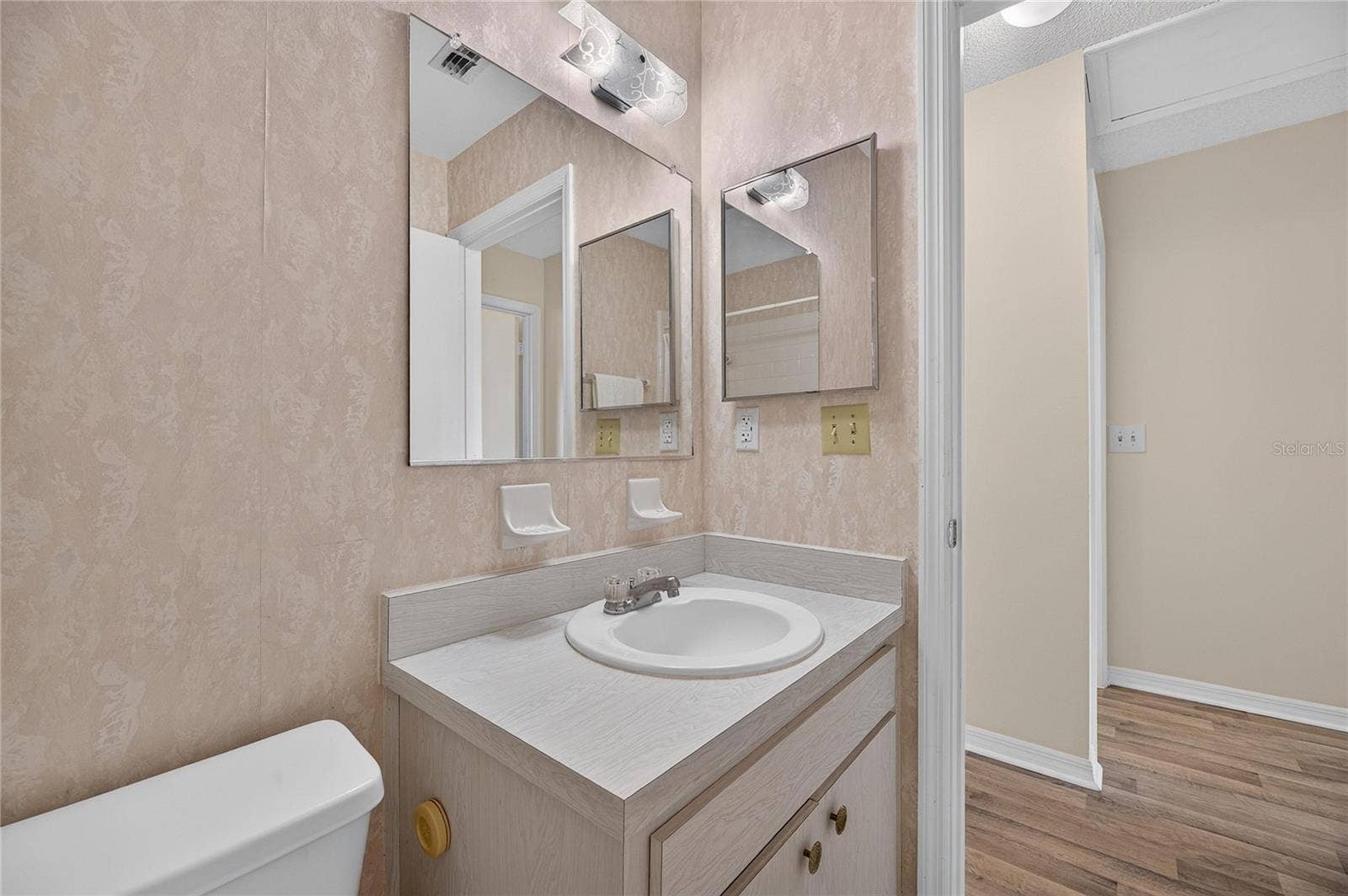 1904 CANTERBURY LANE, #18, Sun City Center, FL 33573 1904 CANTERBURY LANE, #18, Sun City Center, FL 33573