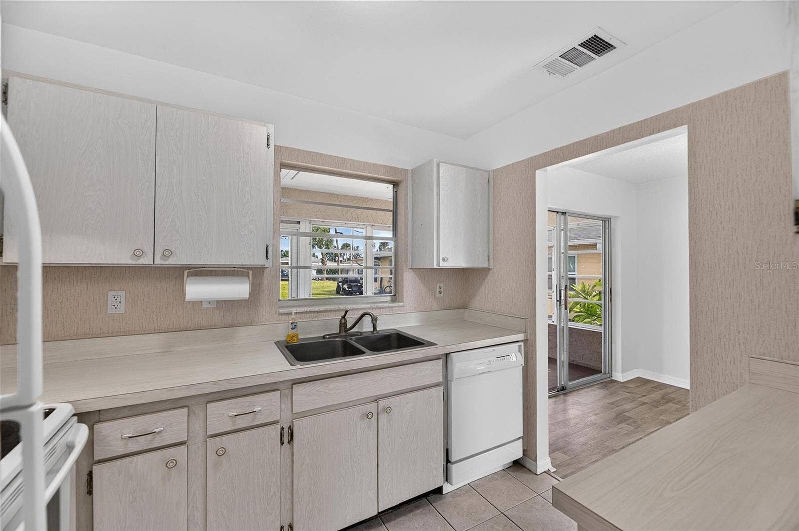 1904 CANTERBURY LANE, #18, Sun City Center, FL 33573 1904 CANTERBURY LANE, #18, Sun City Center, FL 33573