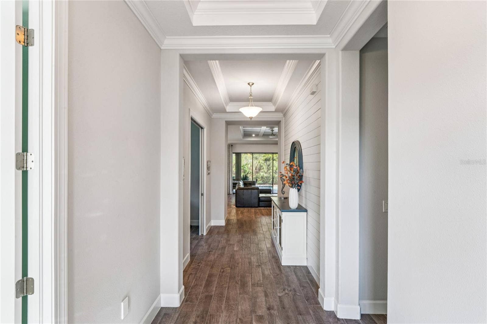 Grand Foyer w/ 2 tray ceilings & extended entrance