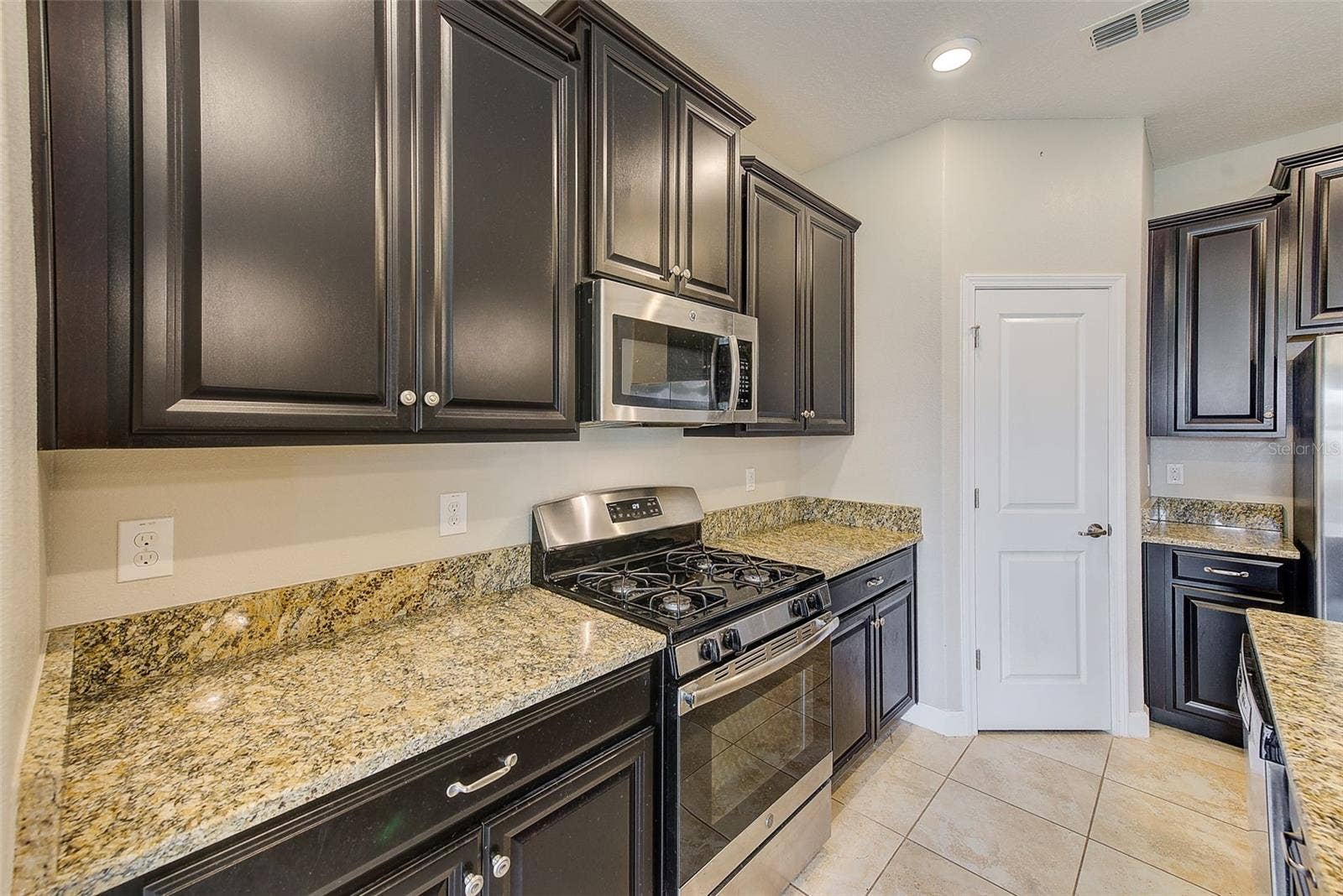 8121 SEQUESTER LOOP, Land O Lakes, FL 34637 8121 SEQUESTER LOOP, Land O Lakes, FL 34637