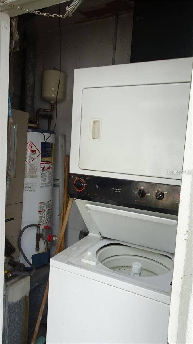 7809 38TH TERRACE N, St Petersburg, FL 33709 Washer/dryer included.